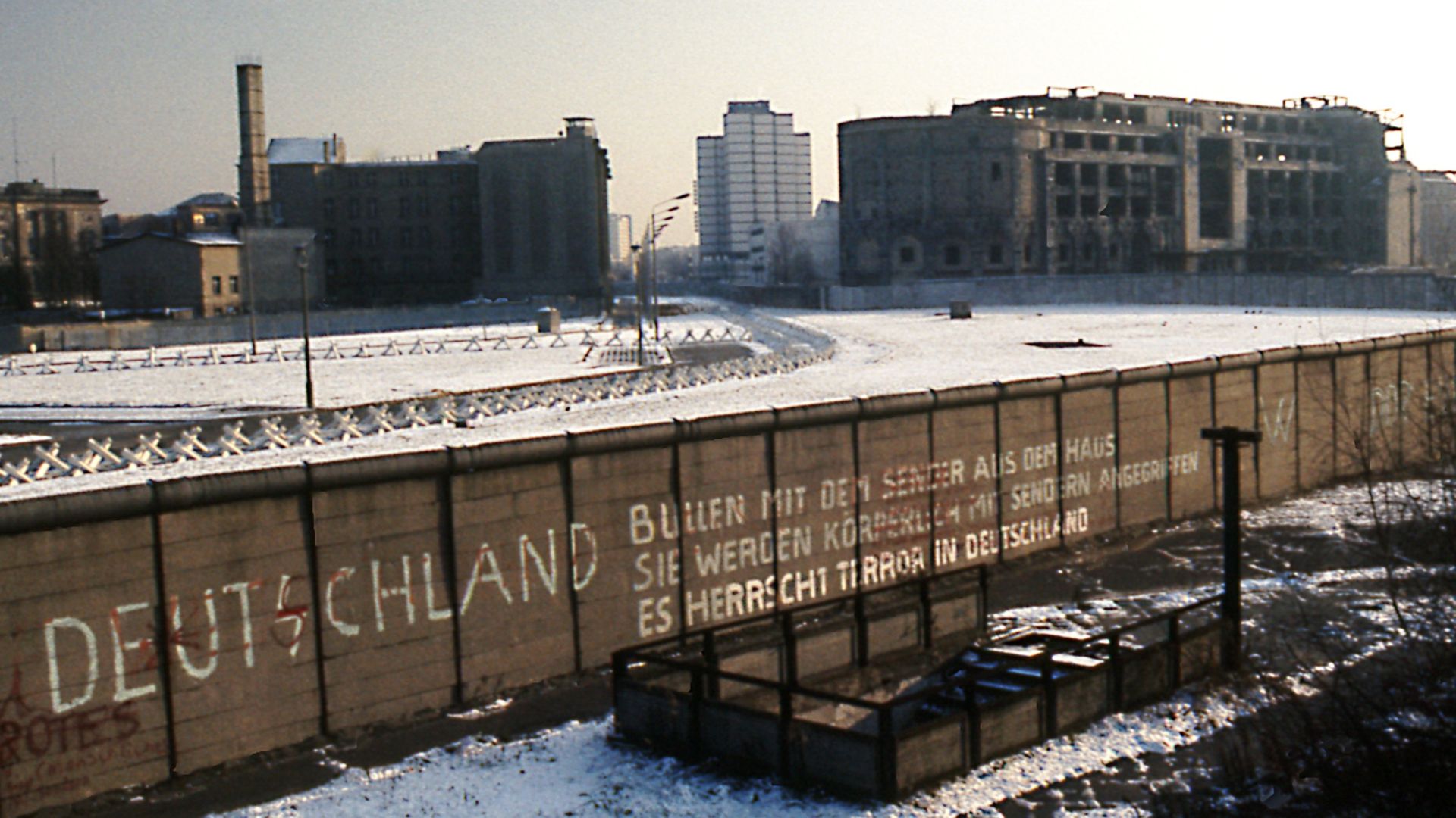 Berlin Wall at the Potsdamer Platz 1975 looking southeastwards into Stresemannstraße. To the very left the rear wing of the Preußisches Herrenhaus, mid-left are mostly buildings on the Stresemannstraße, such as the bldg Stresemannstraße 128 (with firewall