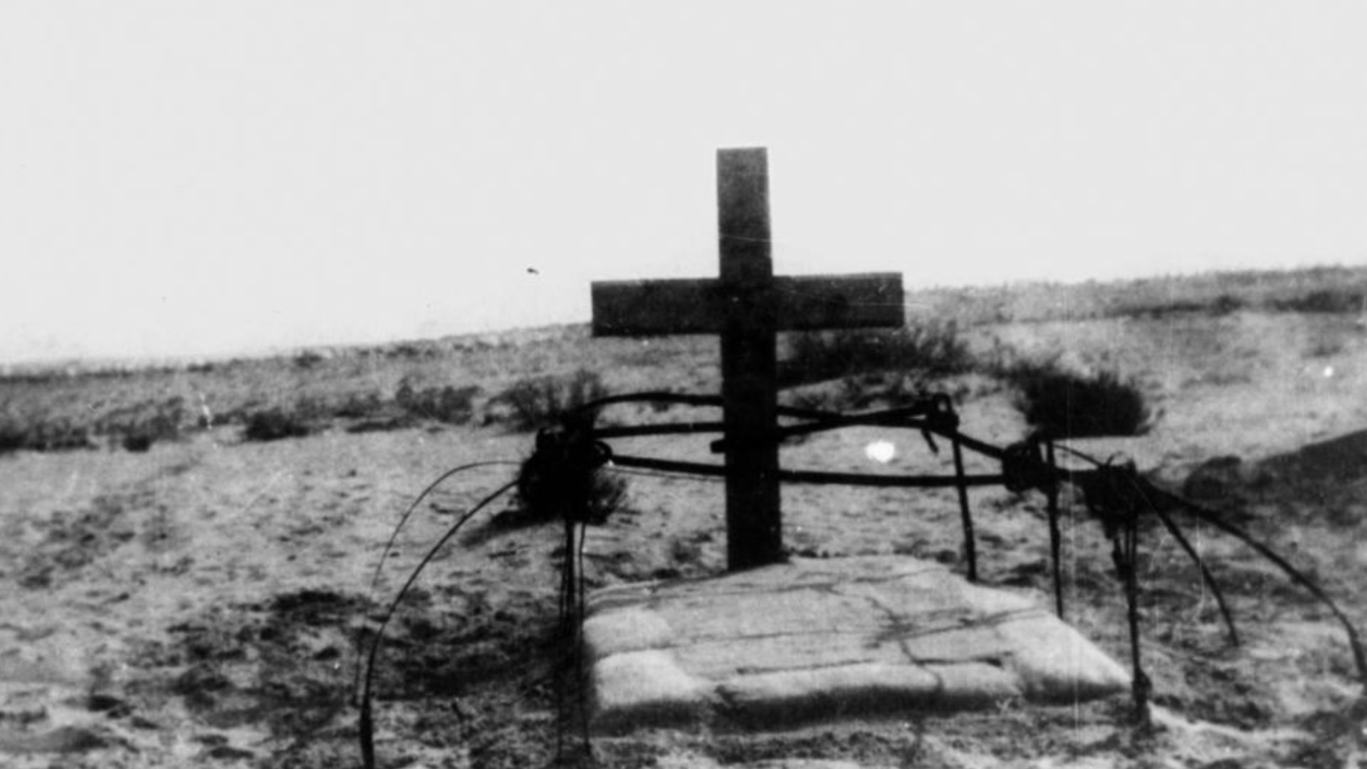 Lonely grave in the Middle Eastern desert after World War I