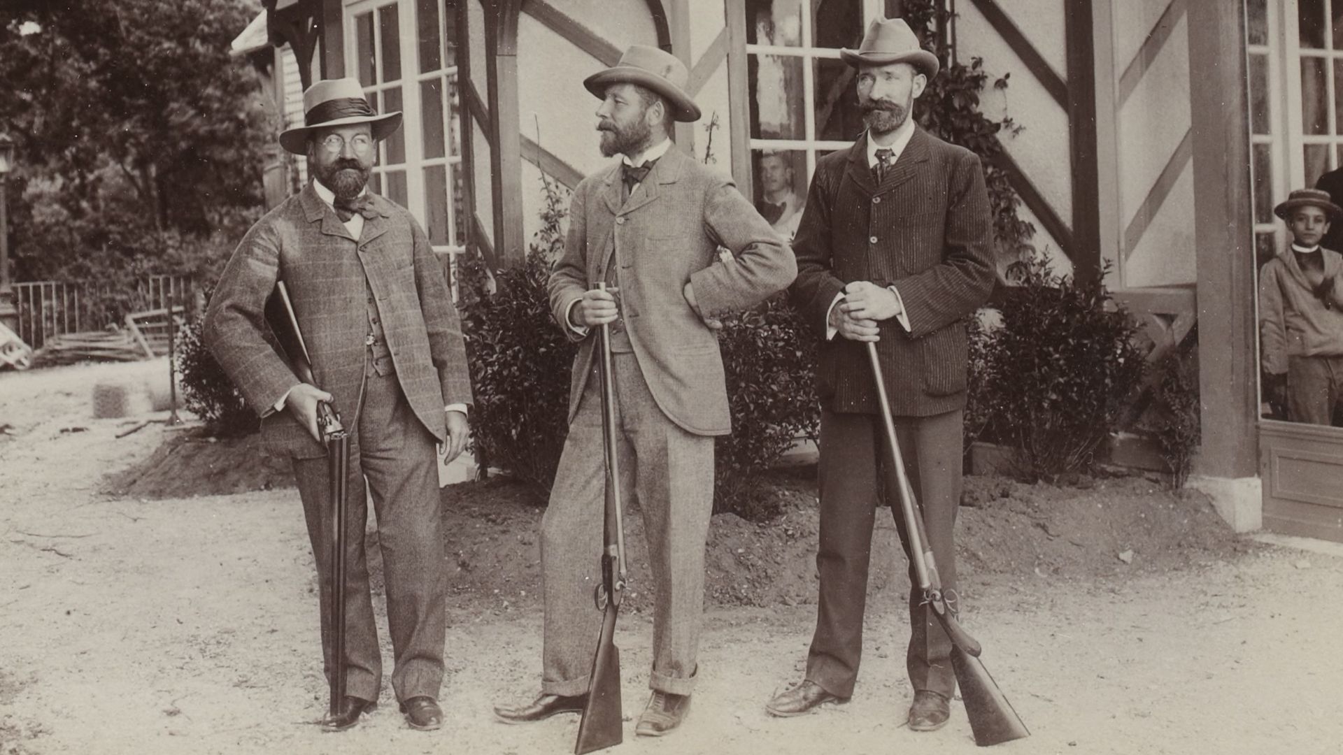 [Collection Jules Beau. Photographie sportive] : T. 13. Année 1900 / Jules Beau : F. 32. Grand Prix de l  Exposition au Tir aux Pigeons, Cercle du Bois de Boulogne;

w:Shooting at the 1900 Summer Olympics (live pigeon shooting)

Maurice Fauré (France), w: