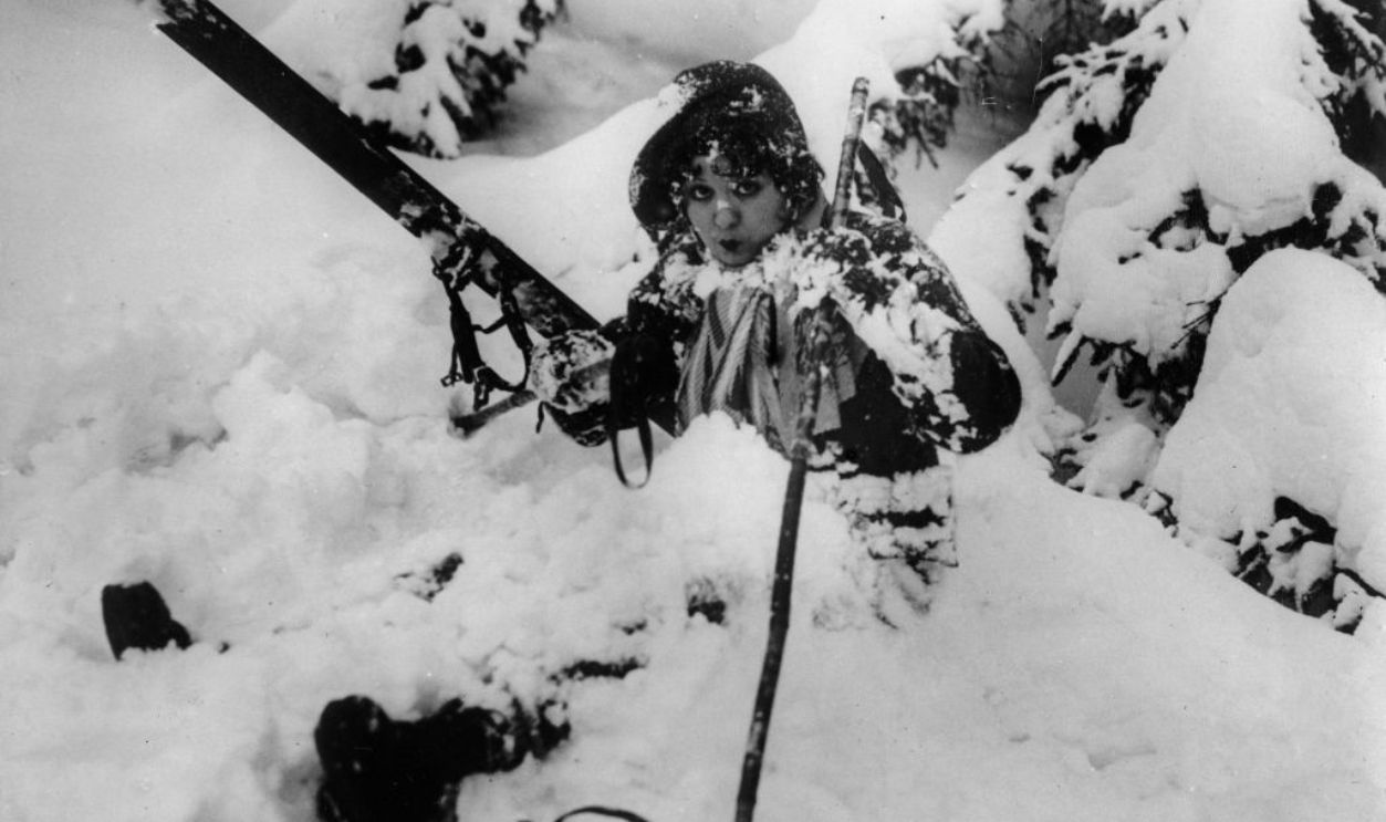 (Photo by Imagno/Getty Images) Die amerikanische Schauspielerin Helen Kane versucht sich im Skifahren. 1931. Lake Placid. USA. Photographie 