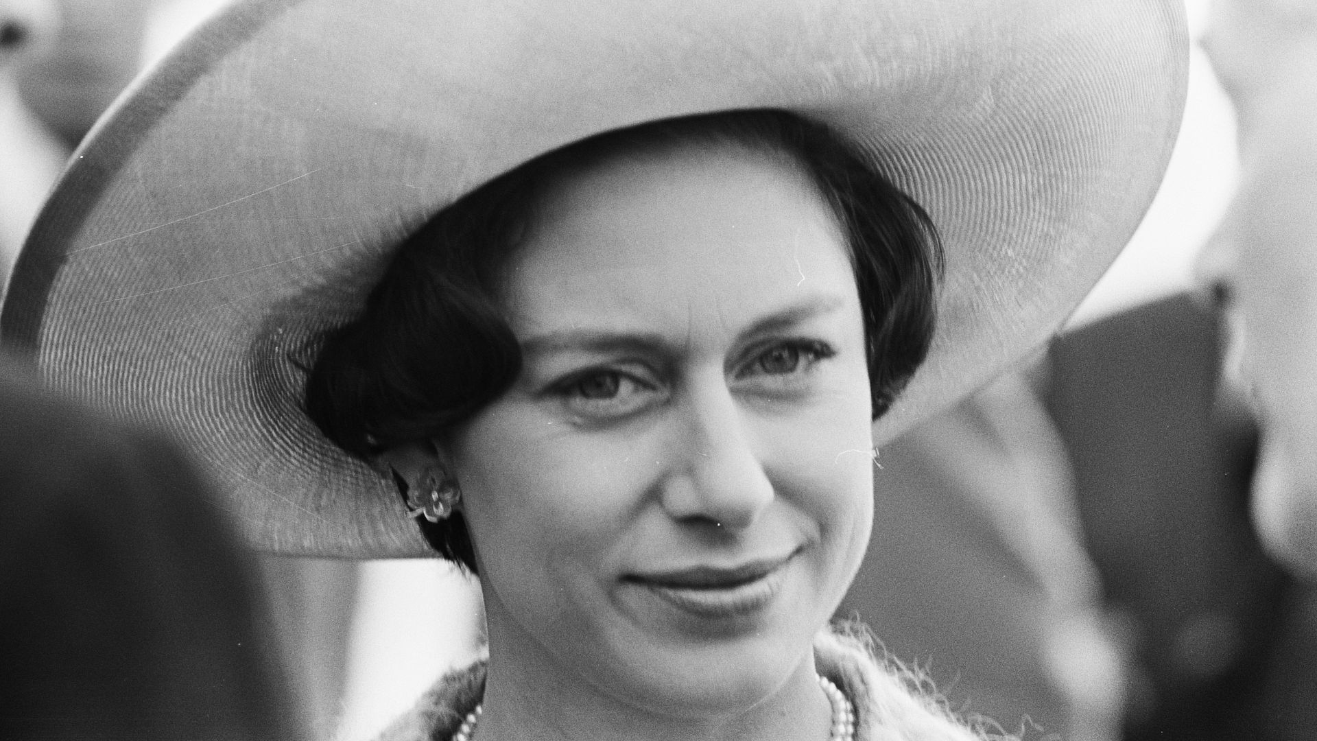 Collectie / Archief : Fotocollectie Anefo
Reportage / Serie : [ onbekend ]
Beschrijving : Prinses Margaret , Lord Snowdon en Prins Bernhard in de Hoovercraft, Prinses Margaret (kop)
Datum : 17 mei 1965
Trefwoorden : bezoeken
Persoonsnaam : Margaret, prins