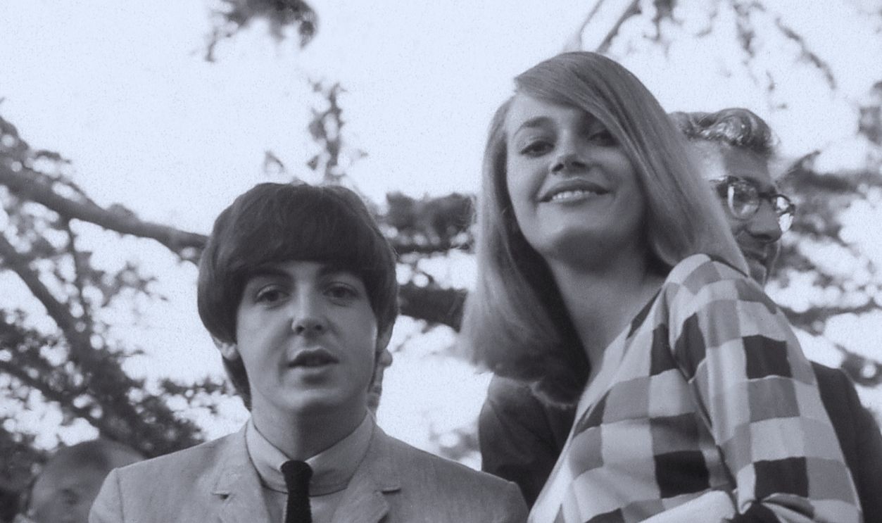 LOS ANGELES - AUGUST 24: Paul McCartney of the rock and roll band "The Beatles" poses for a portrait with actress Peggy Lipton on August 24, 1964 in Los Angeles, California.