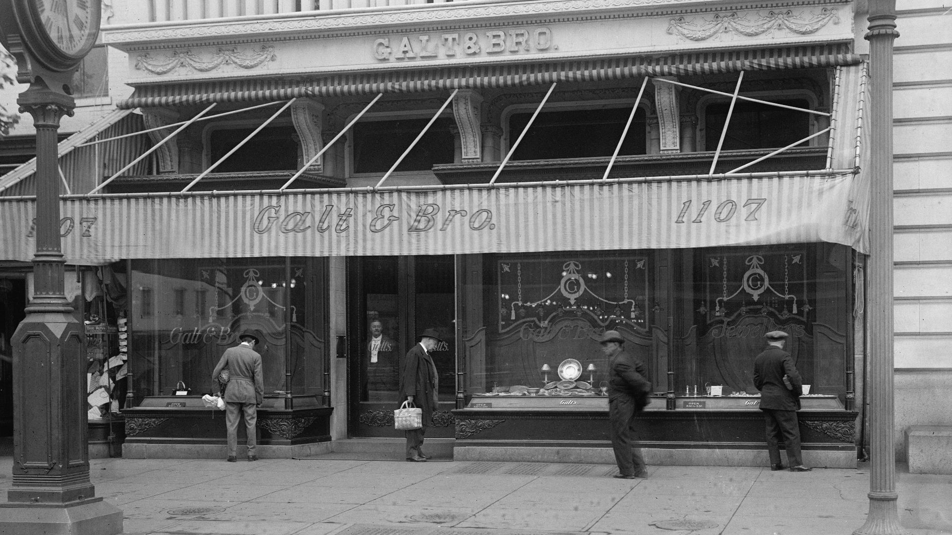 Title: GALT, MRS. EDITH BOLLING. M. WOODROW WILSON, DEC. 18, 1915. HER JEWELRY STORE, 'GALT & BRO'
Abstract/medium: 1 negative : glass ; 5 x 7 in. or smaller