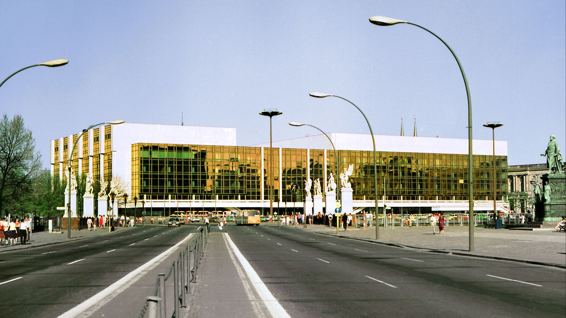 03.05.1986   DDR  1000    [10178]  Berlin-Mitte, Marx-Engels-Platz: Palast der Republik (GMP: 52.517683,13.402373): 1973-1976 nach Entwürfen der Kollektive H. Graffunder, W. Eisentraut, Ch. Schulz, K.-E. Swora, M. Prasser und H. Aust. Gebäudekomplex von 8