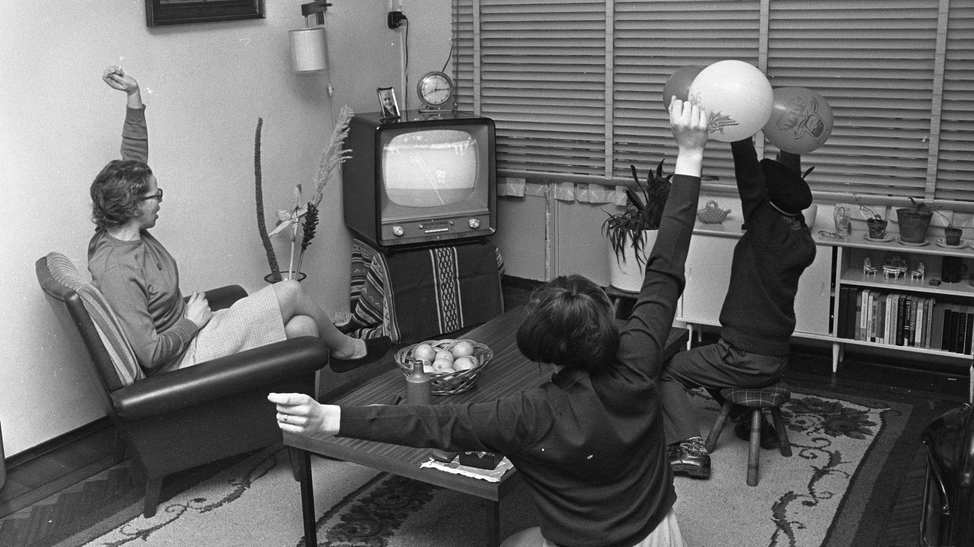 Collectie / Archief : Fotocollectie Anefo
Reportage / Serie : [ onbekend ]
Beschrijving : Ajax tegen Dukla Praag, spanning in de huiskamer bij de TV
Annotatie : Kwartfinale Europacup 1 in het Olympisch Stadion.
Datum : 1 maart 1967
Trefwoorden : huiskamer