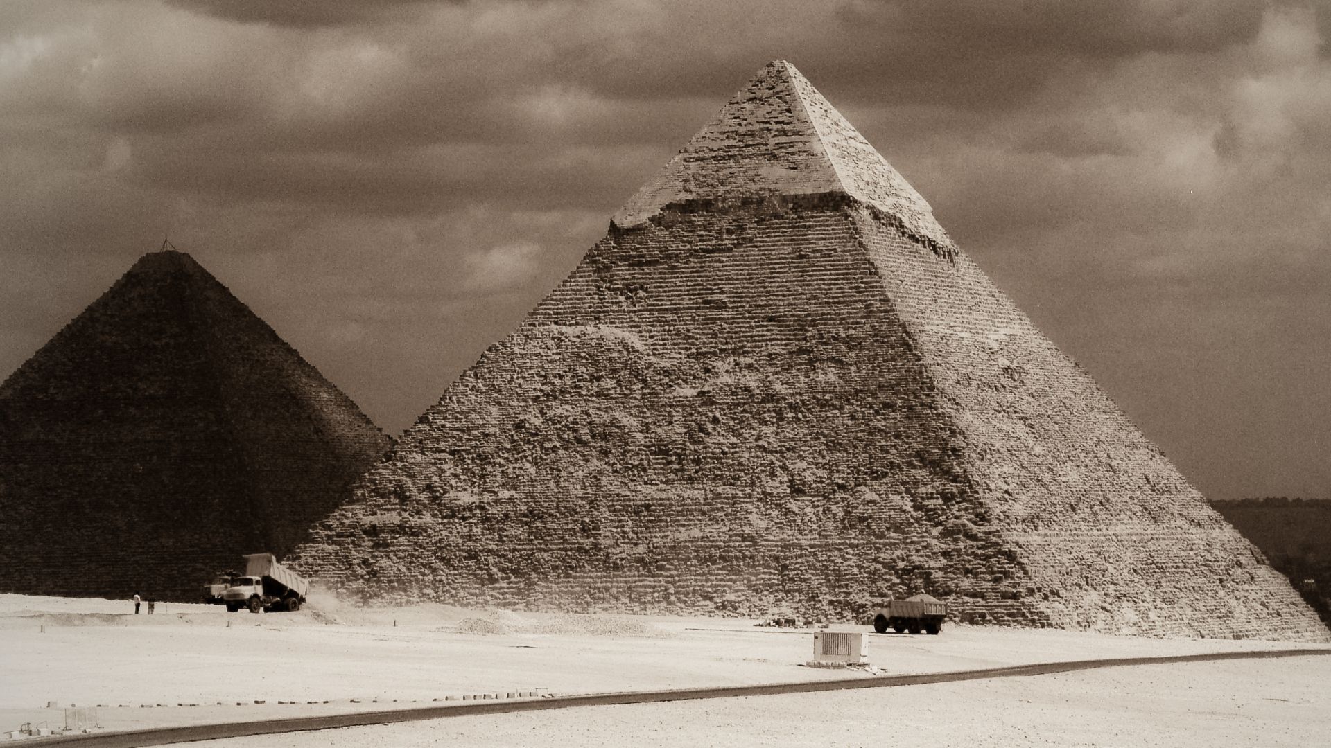 Great Pyramid of Giza (KhufuвЂ™s pyramid), Pyramid of Khafre (left to right). Cairo, Egypt, North Africa.