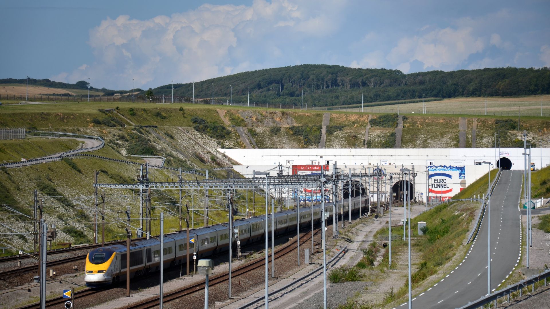 TGV TMST n°3011/2 à la sortie du Tunnel sous la Manche à Coquelles, côté Français.