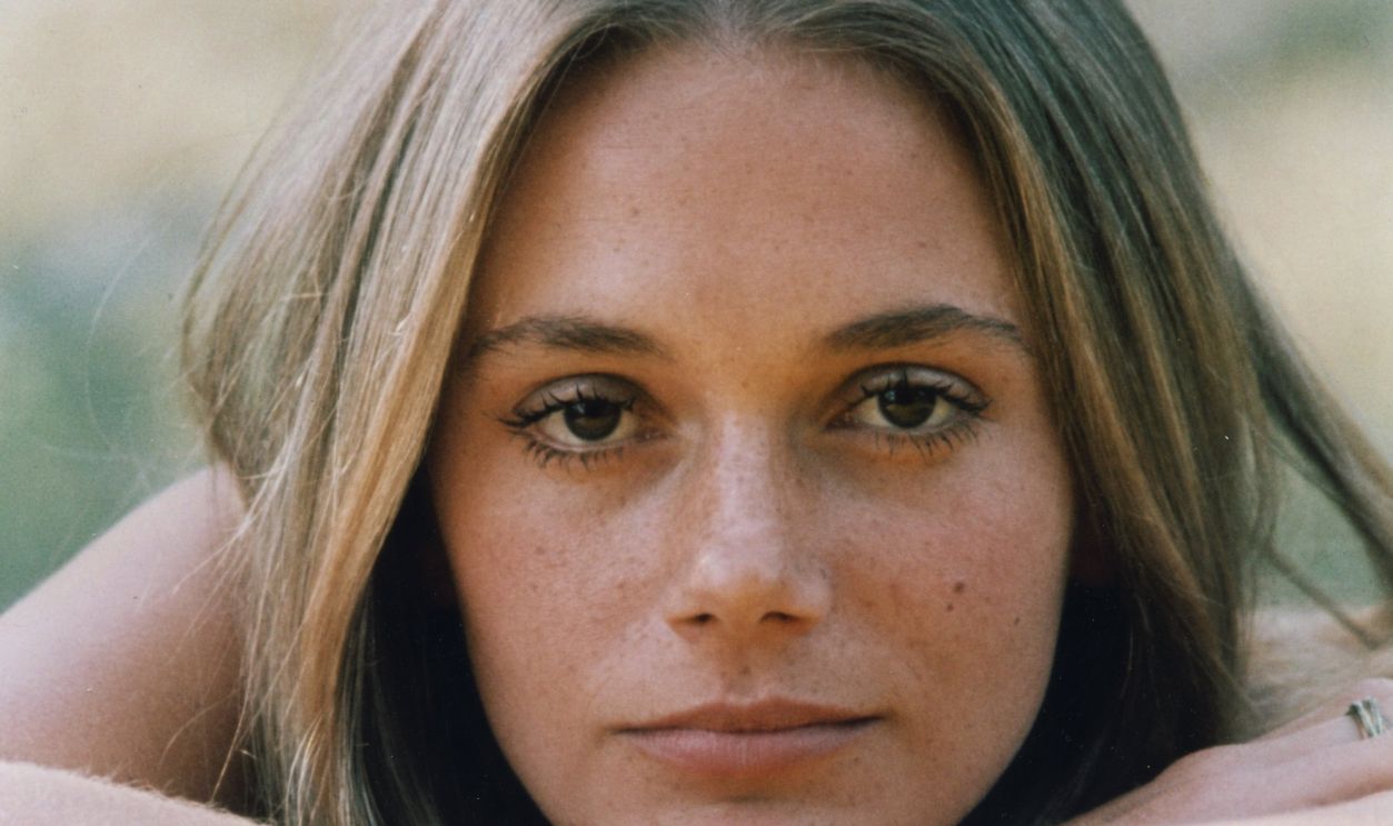 LOS ANGELES - CIRCA 1967: Actress Peggy Lipton poses for a portrait session in circa 1967 . 