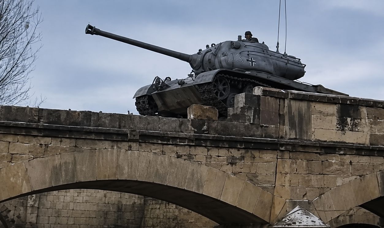 Screenshot from Battle of the Bulge (1965) 
