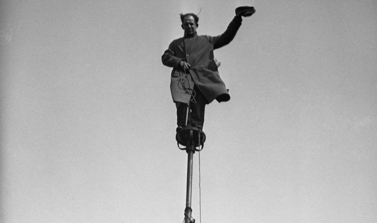 Getty Images - 515586258 - Portrait of Shipwreck Kelly perched atop a pole, May 1932.