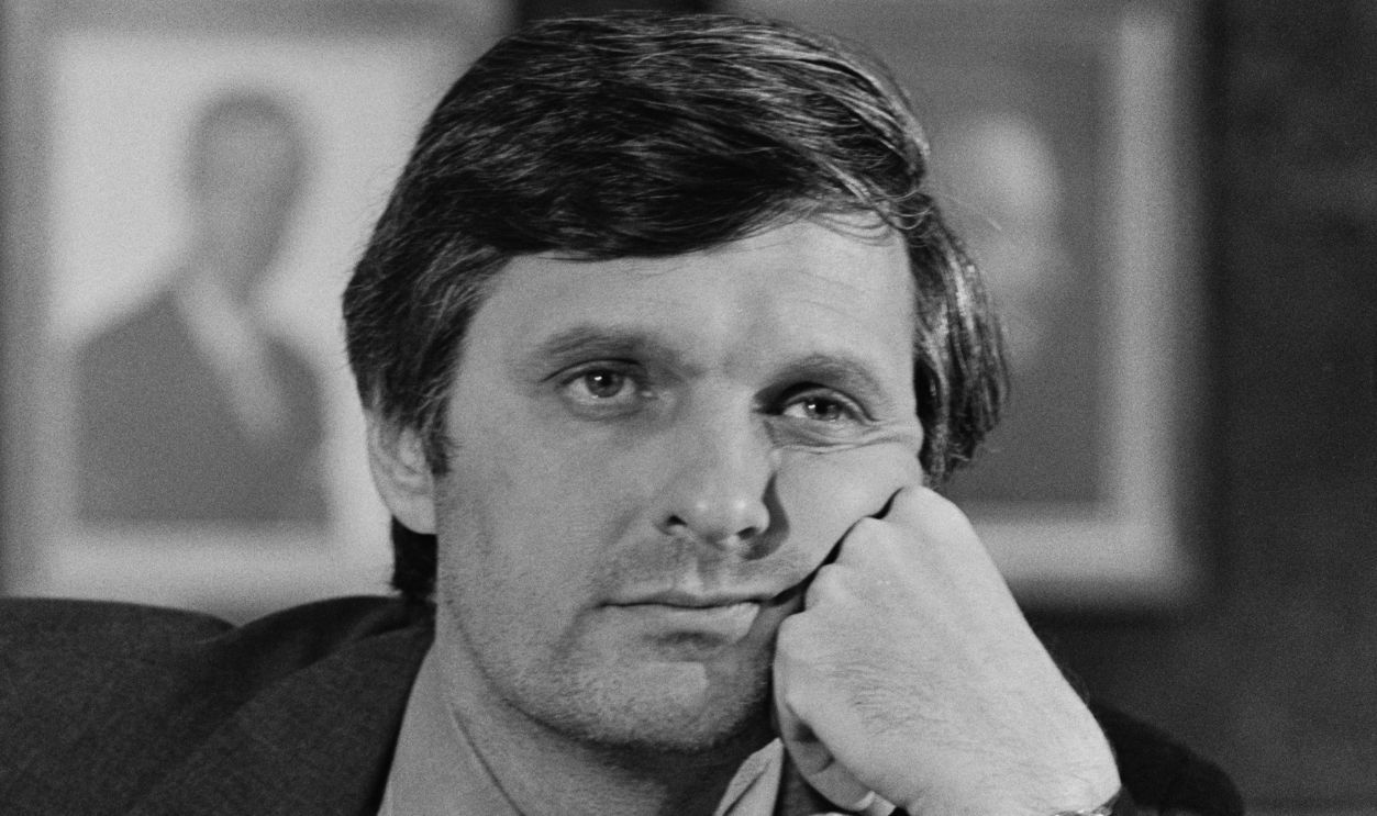 American actor Alan Alda at a press conference in Los Angeles, to announce the filing of a law suit in an attempt to abolish the family viewing hour on major US television networks, 30th October 1975. The suit is being filed by the three entertainment industry unions against the Federal Communications Commission, the Columbia Broadcasting System, the National Broadcasting Company and the National Association of Broadcasters.