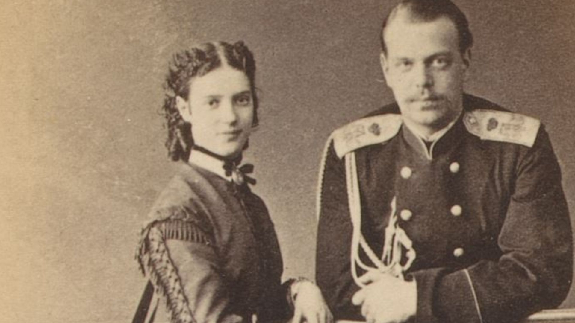 IdentificatieTitel(s): Portret van Alexander III en zijn vrouw Dagmar van Denemarken, tsaar en tsarina van RuslandObjecttype: foto carte-de-visite albumblad Objectnummer: RP-F-F00677-ASOpschriften / Merken: annotatie, recto, handgeschreven: ‘grossfurst th