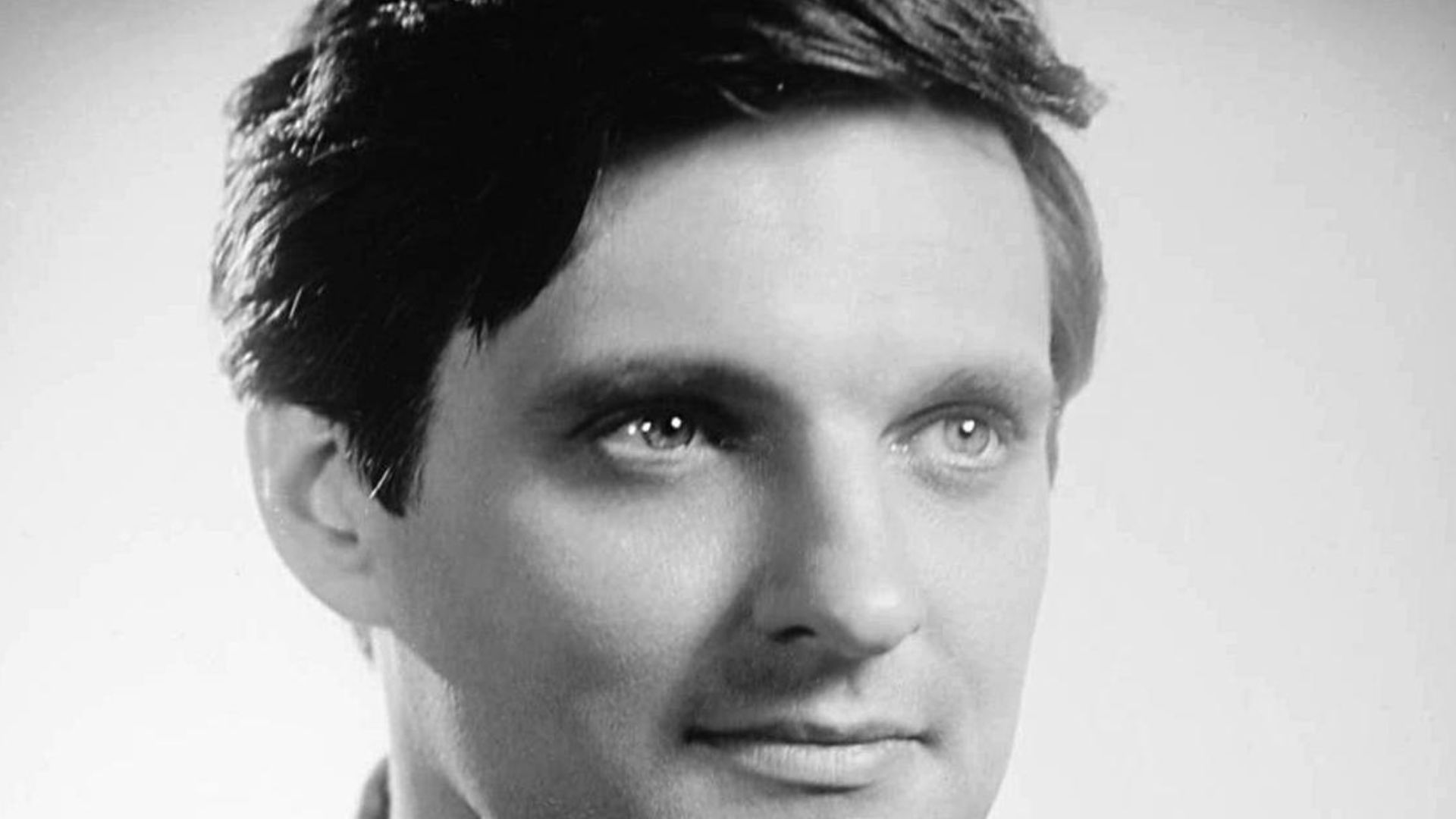Photo of Alan Alda.