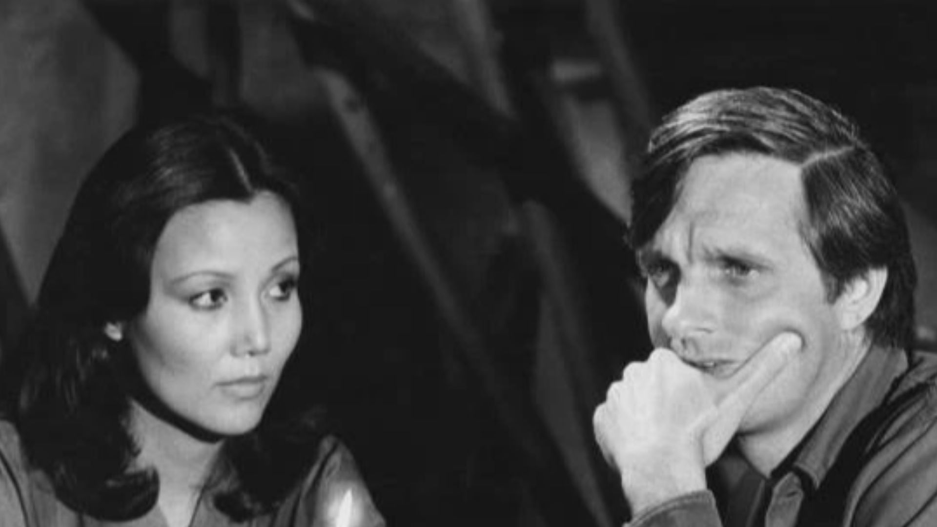 Kieu Chinh and Alan Alda in the episode 'In Love and War' from the television series M*A*S*H (1977)