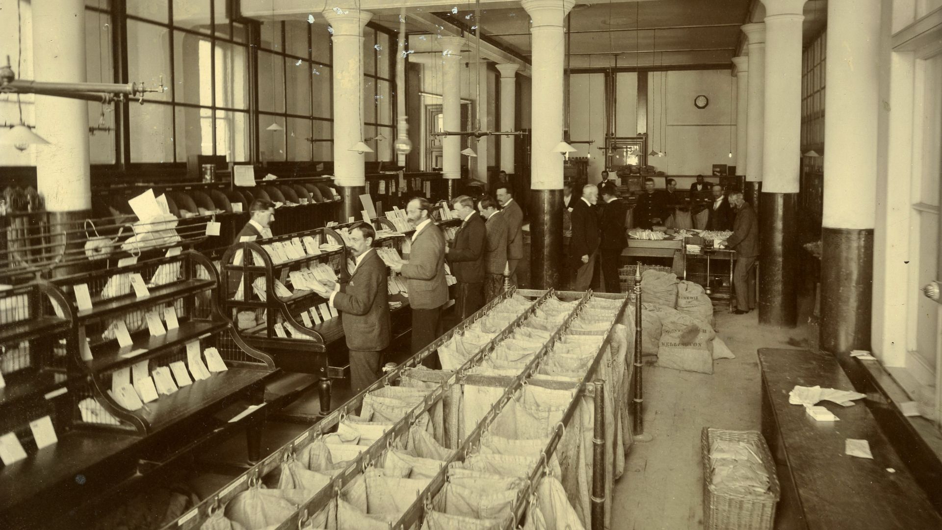 This photograph shows where mail was sorted in Wellington's General Post Office, c.1900s.
It comes from a collection of historic Post Office photographs held by Archives New Zealand.
Archives Reference: AAME 8106 W5603 Box 126
archway.archives.govt.nz/Vie