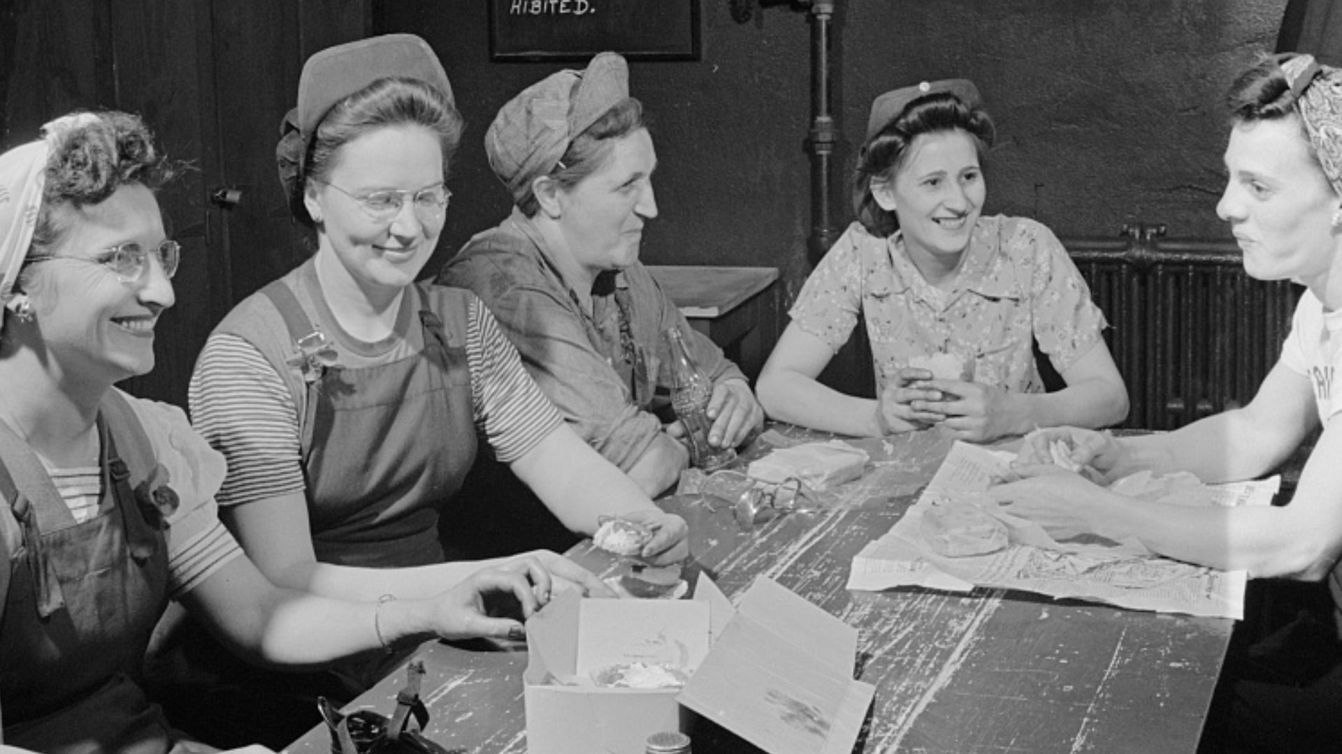 File:Lunch hour in the women's locker at the yards of the Pennsylvania Railroad. 8d30155v.jpg