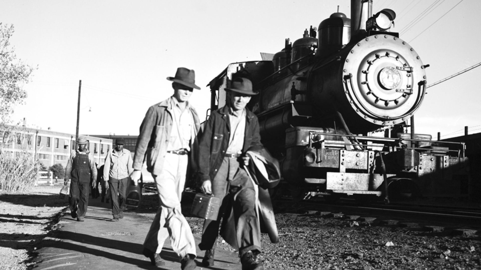 Title: [Railroad Workers, Locomotive 317, Texas & Pacific Railway Company]
Creator: Richie, Robert Yarnall, 1908-1984
Date: ca. 1946
Series: http://digitalcollections.smu.edu/cdm/search/collection/ryr/searchterm/Series 6: Negatives and Color Transparencie