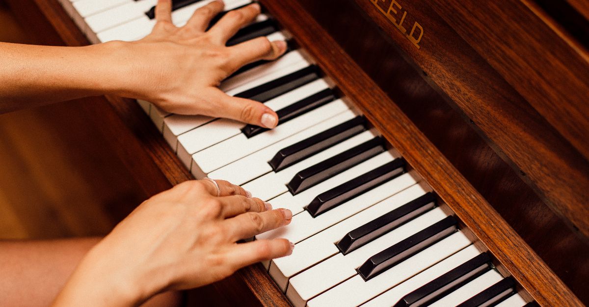 Hopfeld piano played (2018-10-04 @pxhere 1546039)