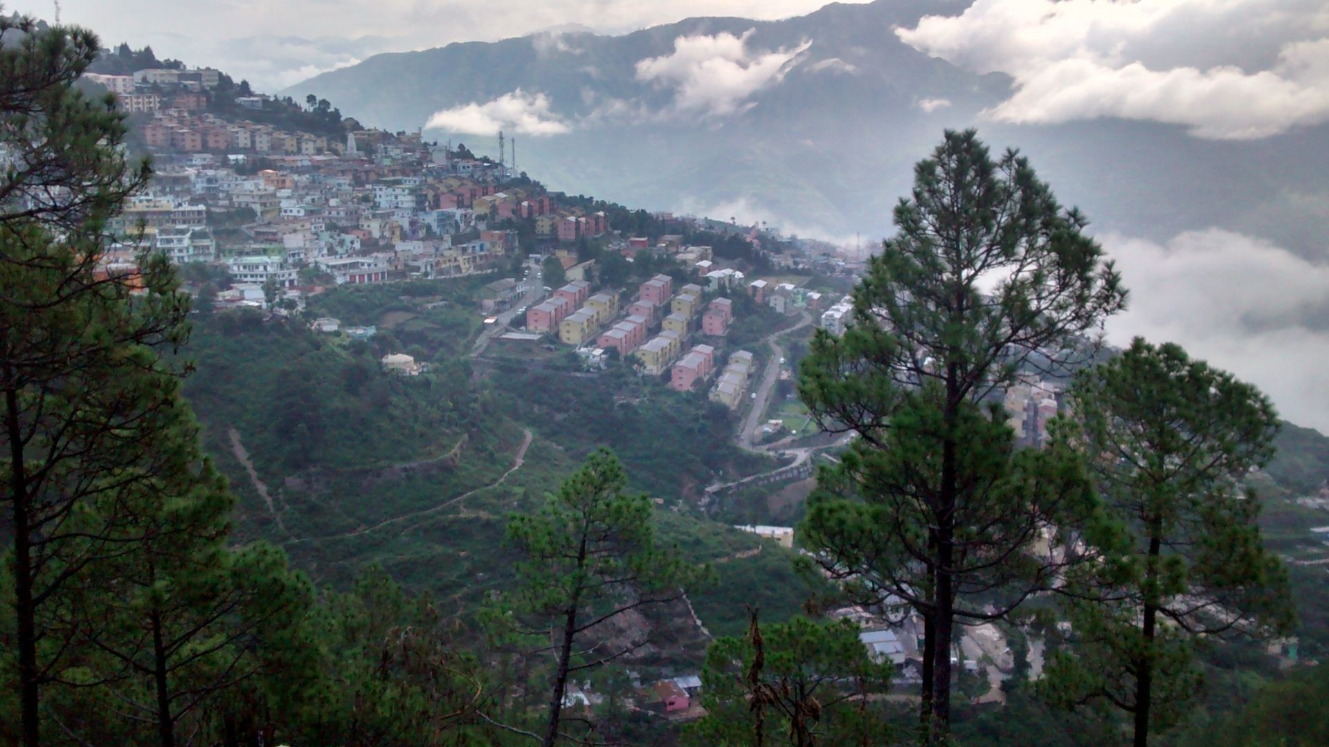 Image of complete New tehri ,tehri looking more beautiful with pink ,blue, yellow houses according to there block.This is the pic after rain.