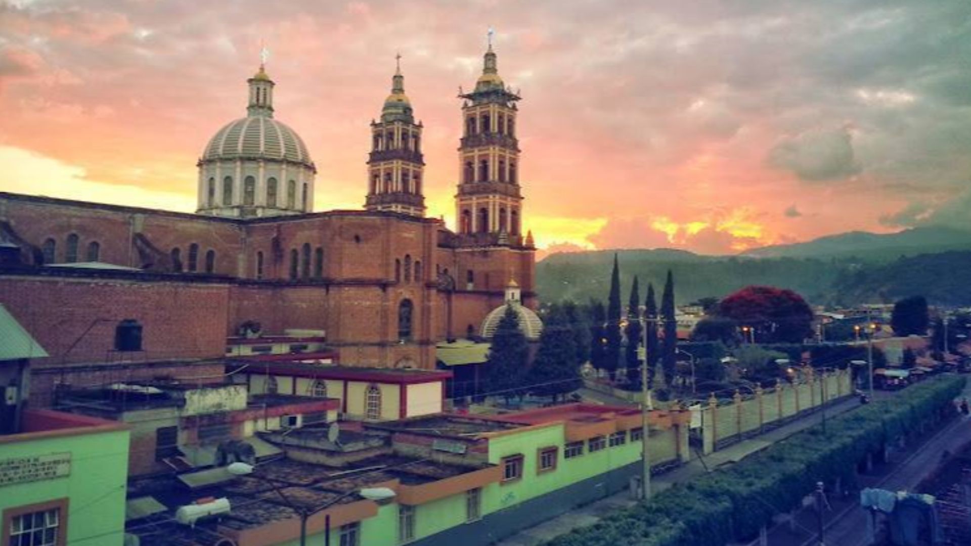 Vista del templo de Nuevo San Juan Parangaricutiro
