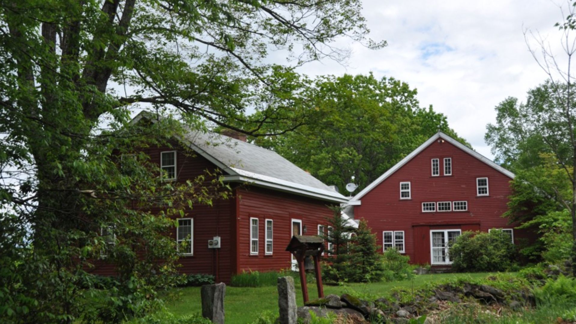 A house on Murray Hill Road in Hill, New Hampshire, part of the Murray Hill Summer Home District.