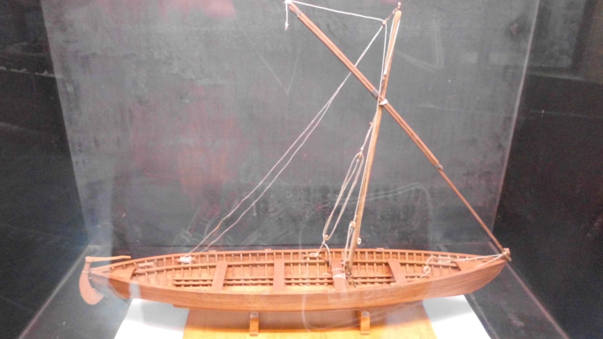 Model de l'embarcació medieval de Les Sorres X al Museu Marítim