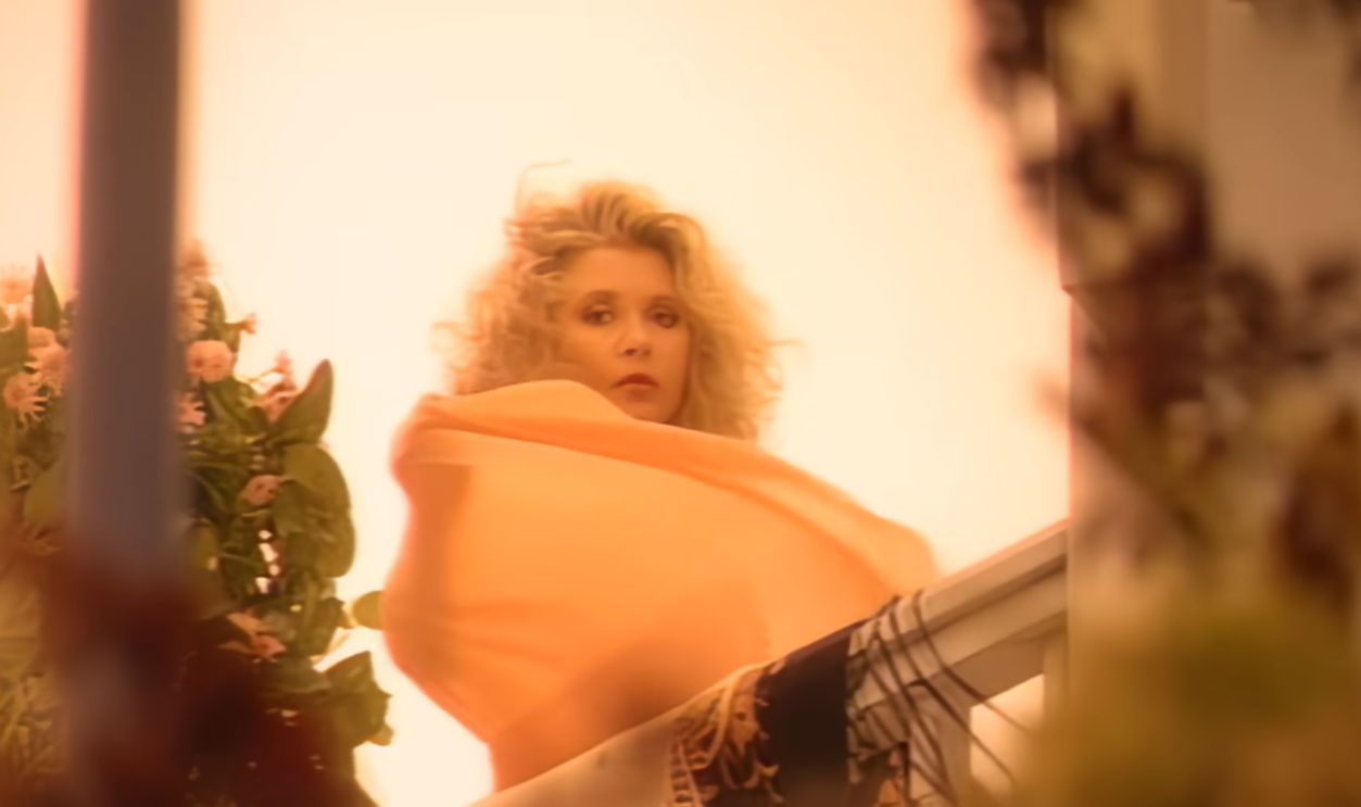 Screenshot from Rooms On Fire (1989)
