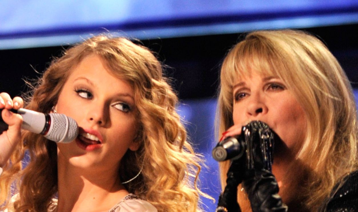 LOS ANGELES, CA - JANUARY 31: Taylor Swift and Stevie Nicks performs onstage at the 52nd Annual GRAMMY Awards held at Staples Center on January 31, 2010 in Los Angeles, California.