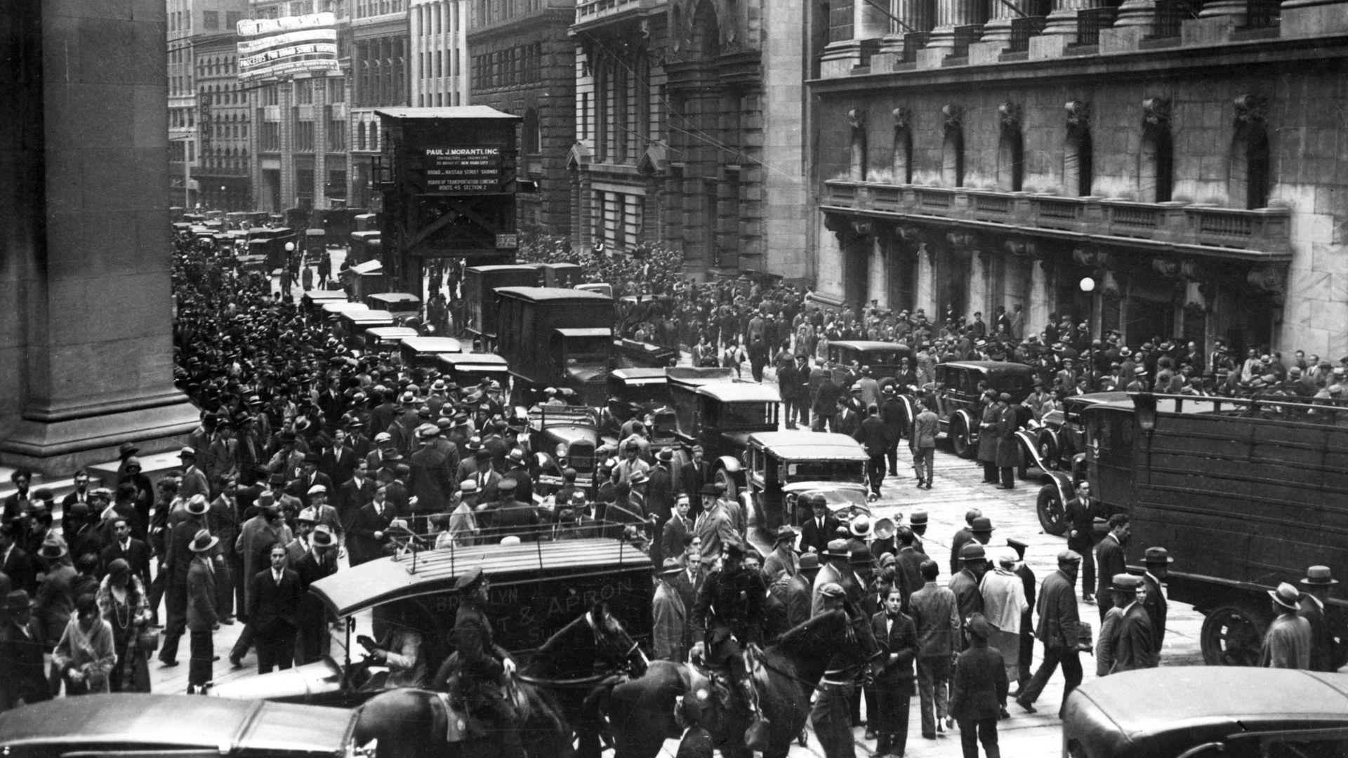 Omschrijving: Beurskrach: New York, Wall Street, 1929. Honderden beleggers die hun aandelen in angst op de markt hadden gedumpt, groepen samen.