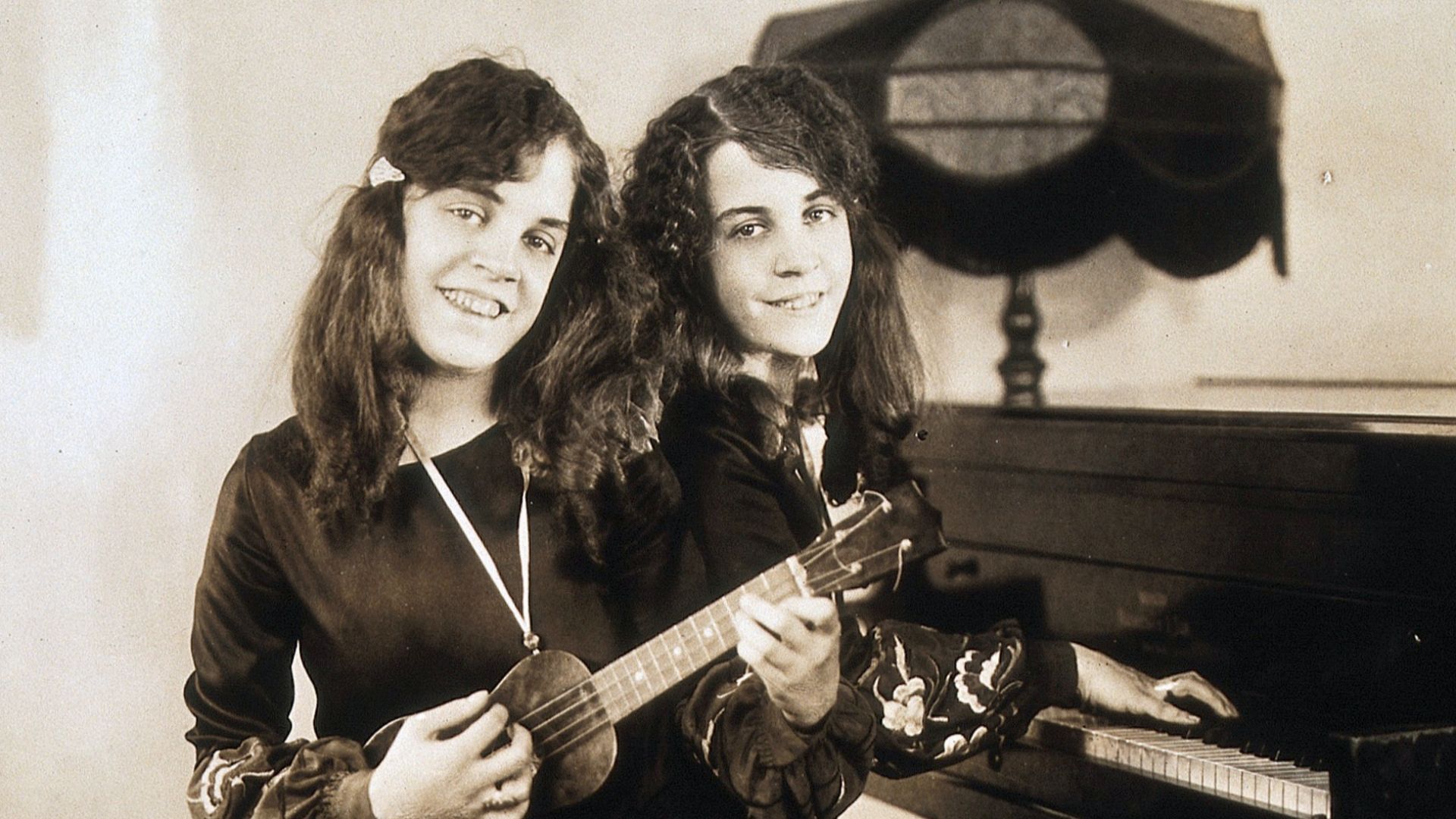Daisy and Violet Hilton, conjoined twins, playing piano and ukelele. Photograph, c. 1927.

Iconographic Collections