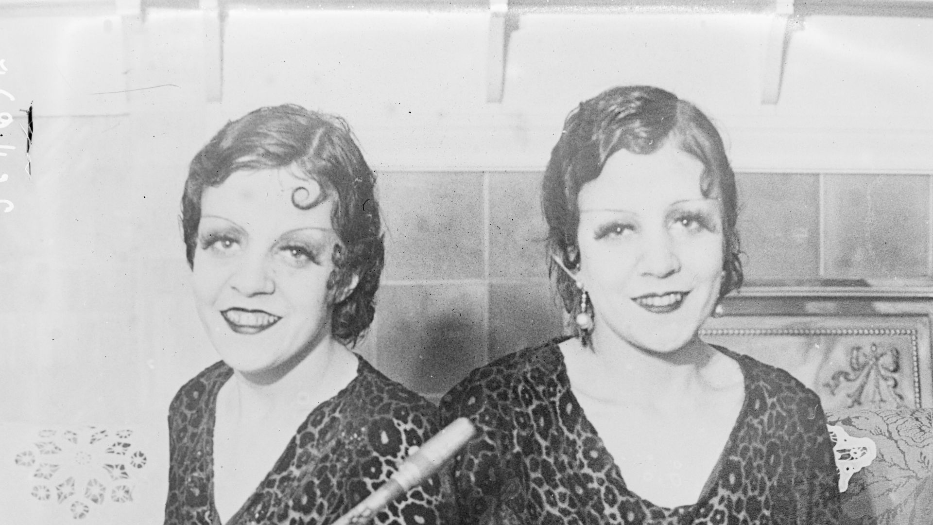 Sujet : Hilton, Daisy (1908-1969) -- Portraits
Hilton, Violet (1908-1969) -- Portraits
Jumeaux siamois -- Grande-Bretagne
Portraits collectifs -- 1914-1945
Référence bibliographique : Rol, 169436
Appartient à l’ensemble documentaire : Pho20Rol
Image de pr