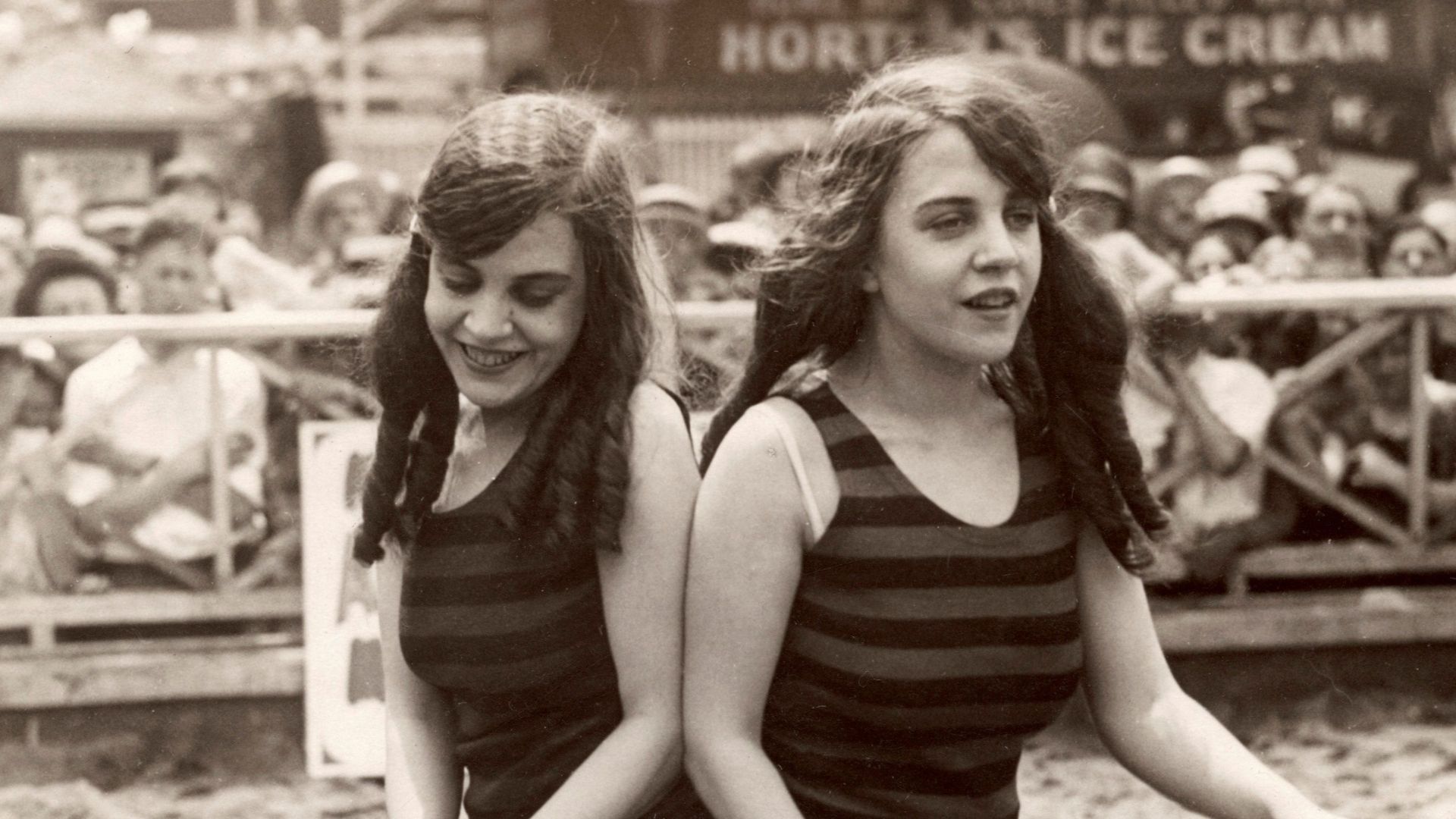 Omschrijving: Tweelingen. Veel belangstelling voor de Siamese tweeling Daisy en Violet Milton (16 jaar) uit Texas. Verenigde Staten van Amerika, 1925.