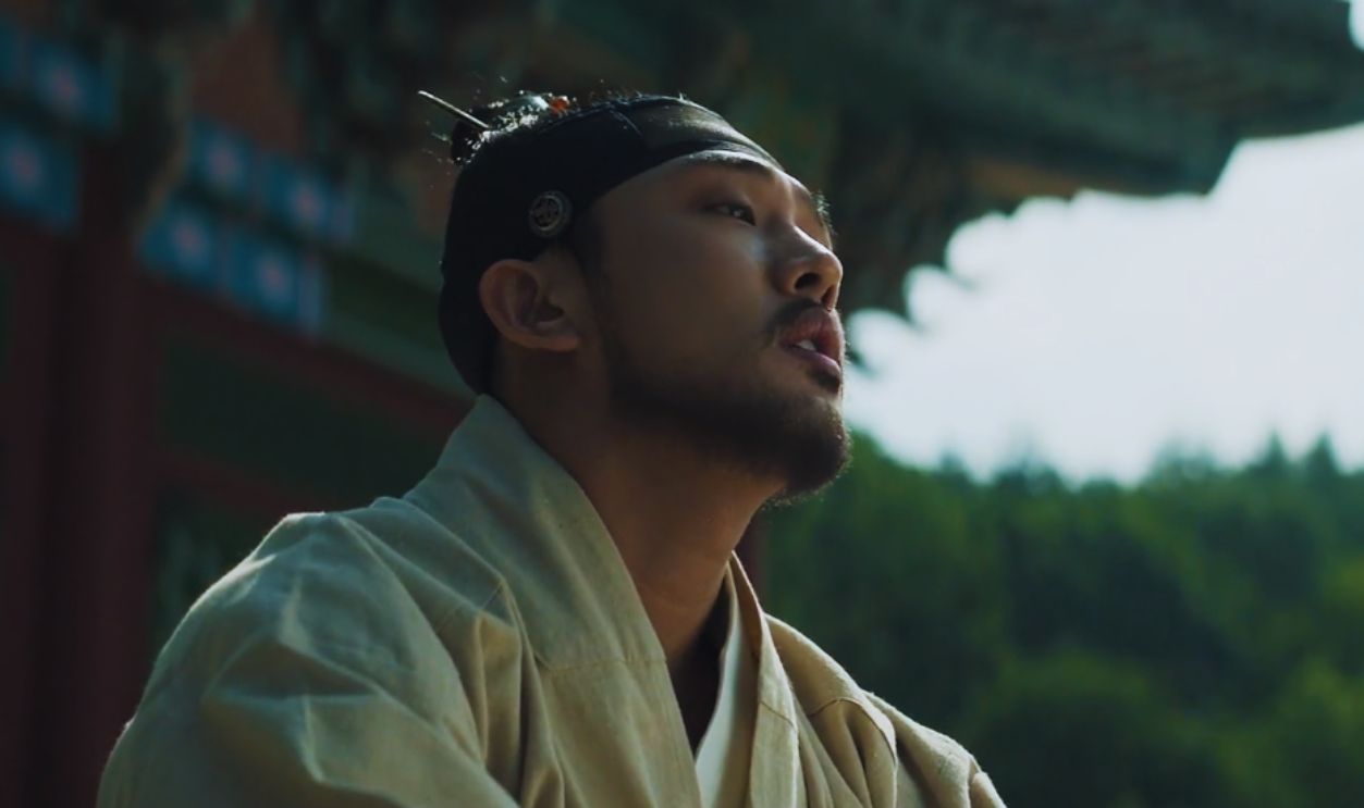 Screenshot from The Throne (2015)