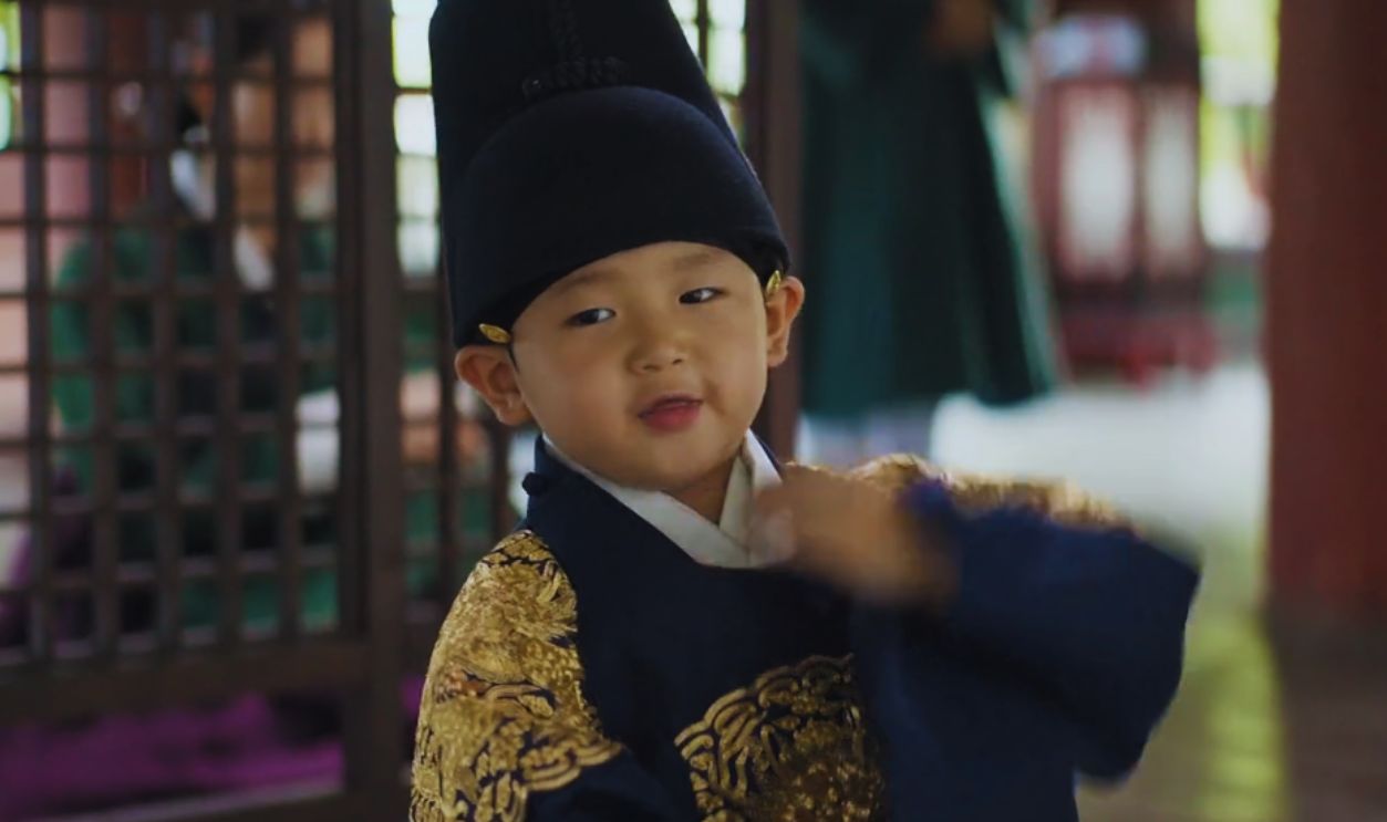 Screenshot from The Throne (2015)