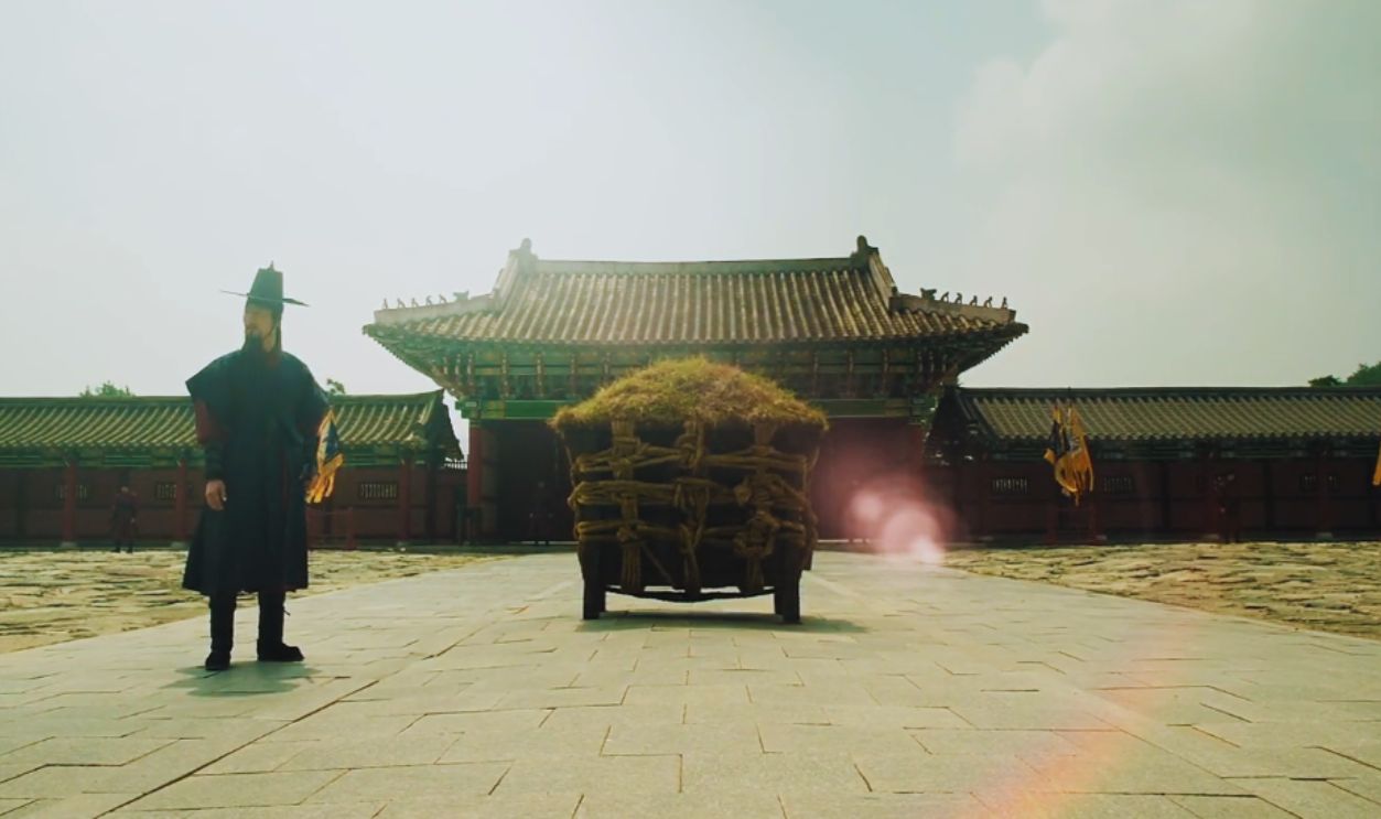 Screenshot from The Throne (2015)