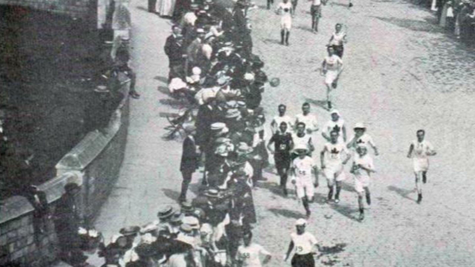 Jeux Olympiques de 1908, départ du Marathon dans les jardins du Château royal de Windsor.