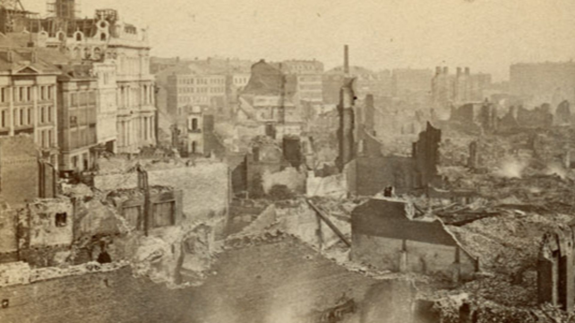 Text på baksidan/Text on back of the stereo card: Ruins of Great Fire in Boston. Washington Street, 1872. Foto: John P. Soule, Boston
SLS, Historiska och litteraturhistoriska arkivet

Signum: slsa1134_2