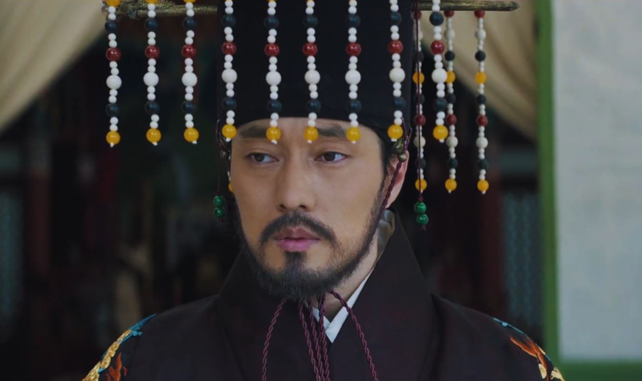 Screenshot from The Throne (2015)