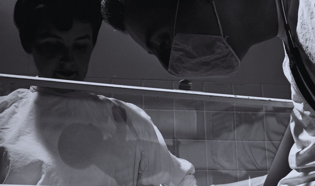 Gettyimages - 534999680, Doctor Examining a Baby in an Incubator