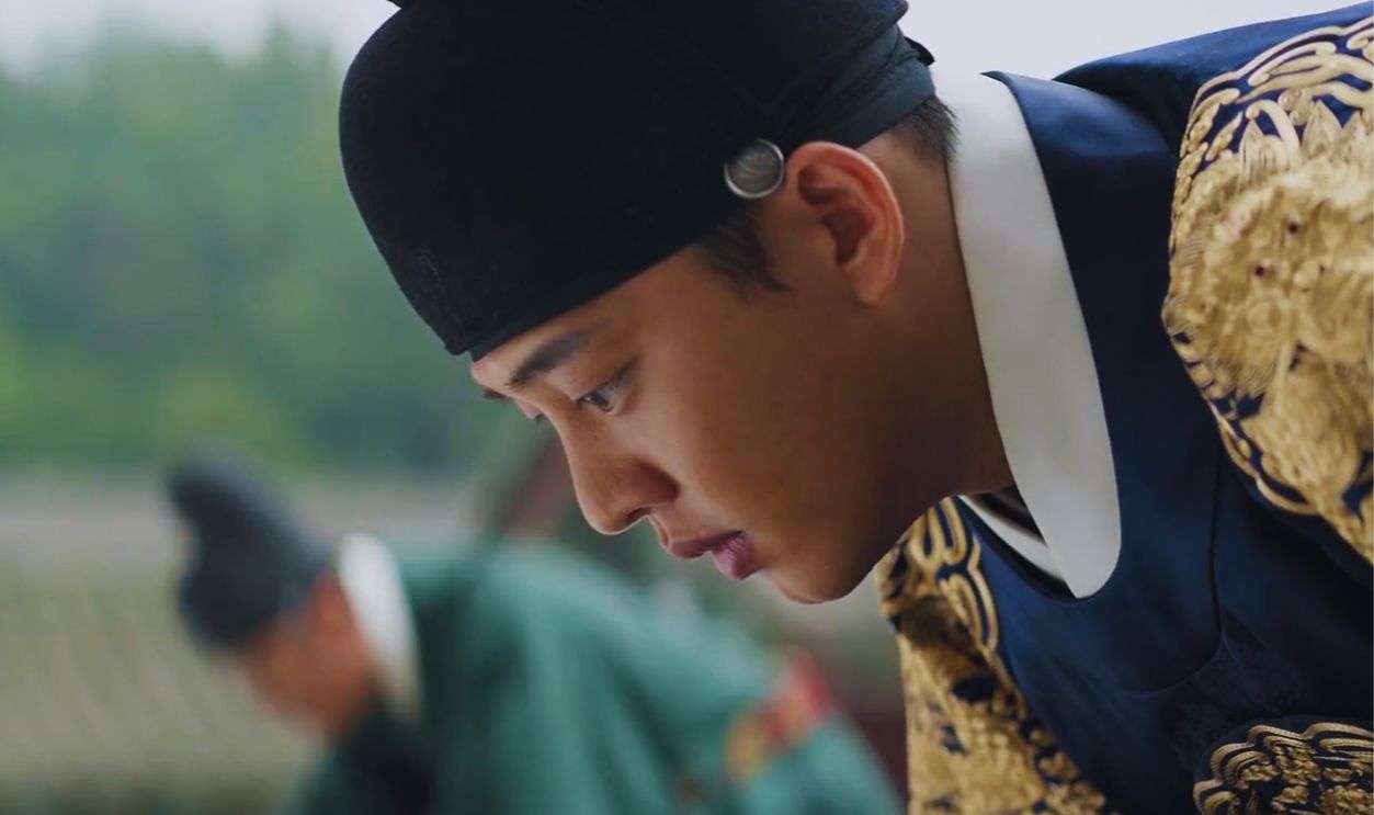 Screenshot from The Throne (2015)