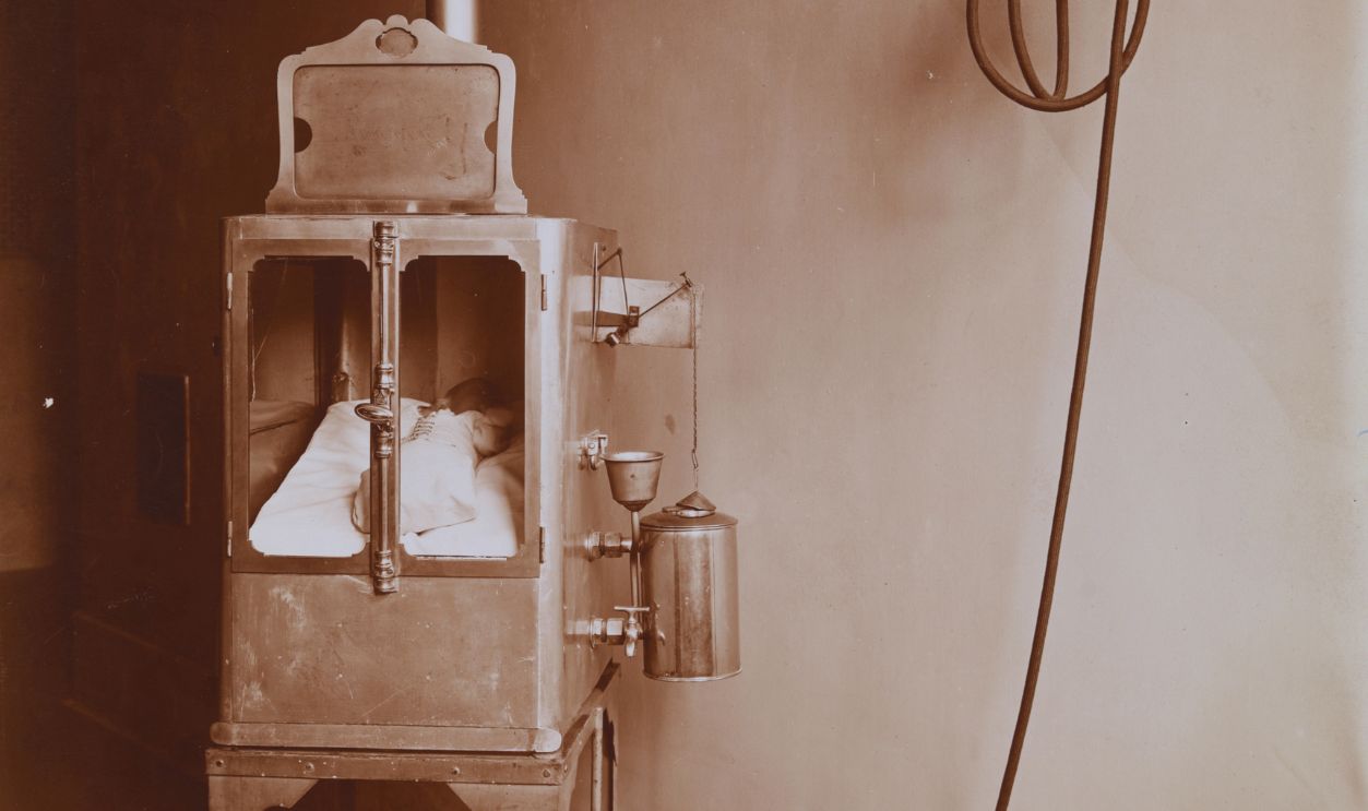 Gettyimages - 111680342, Baby In Incubator, Sloane Maternity Hospital, 59th St. Amster. Ave 