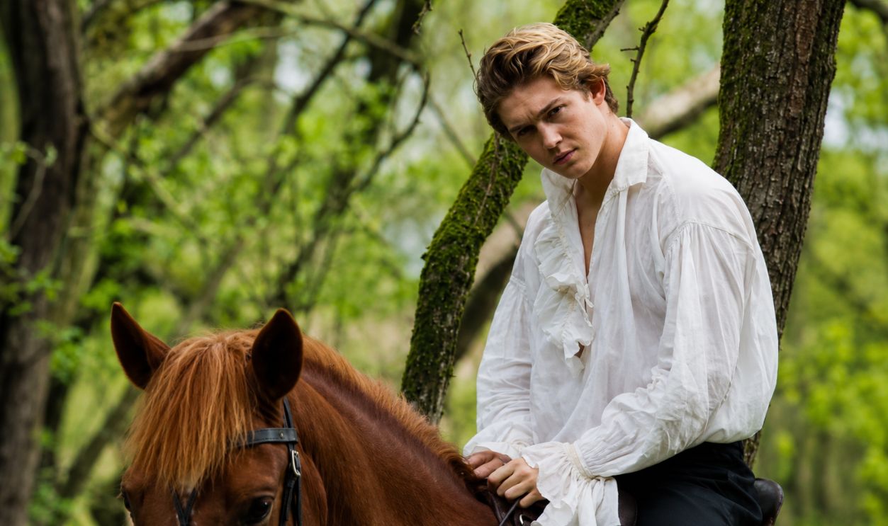 Screenshot from The Favourite (2018) 