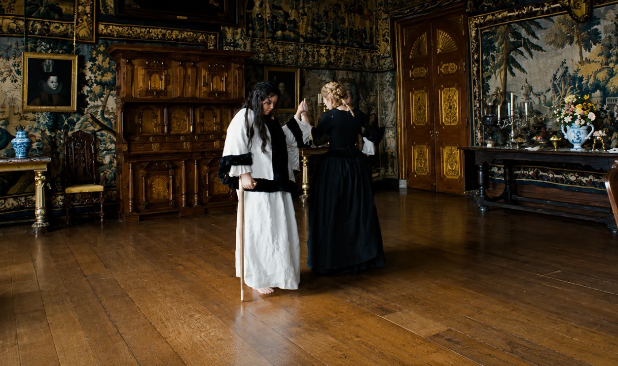 Screenshot from The Favourite (2018) 