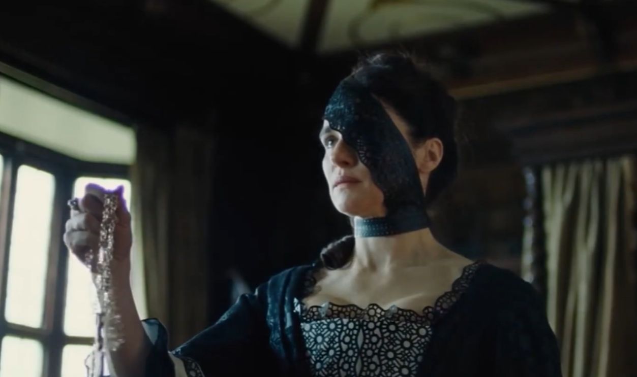 Screenshot from The Favourite (2018) 