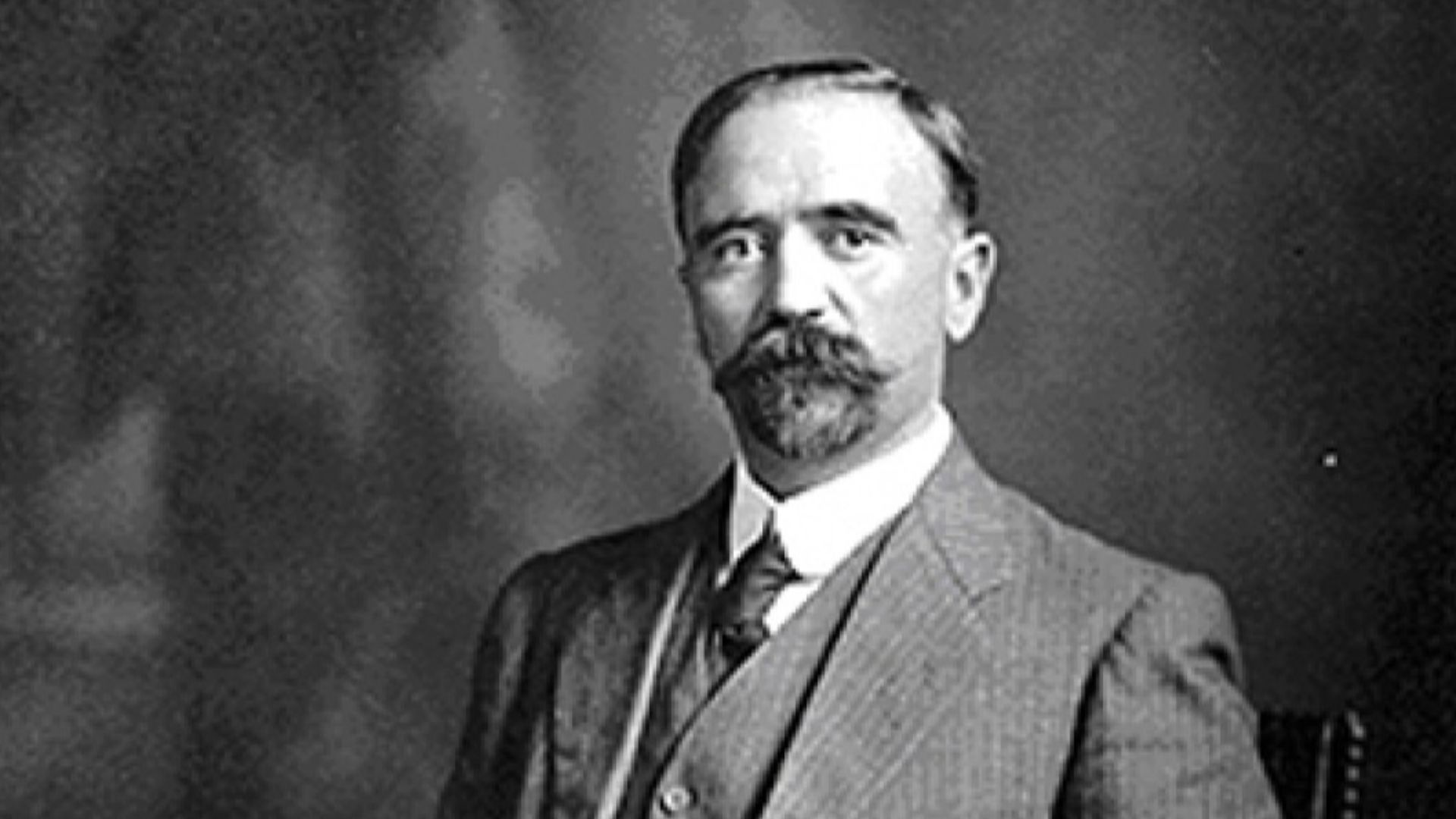 Francisco Madero, sentado en un sillón. Fotografía en blanco y negro.