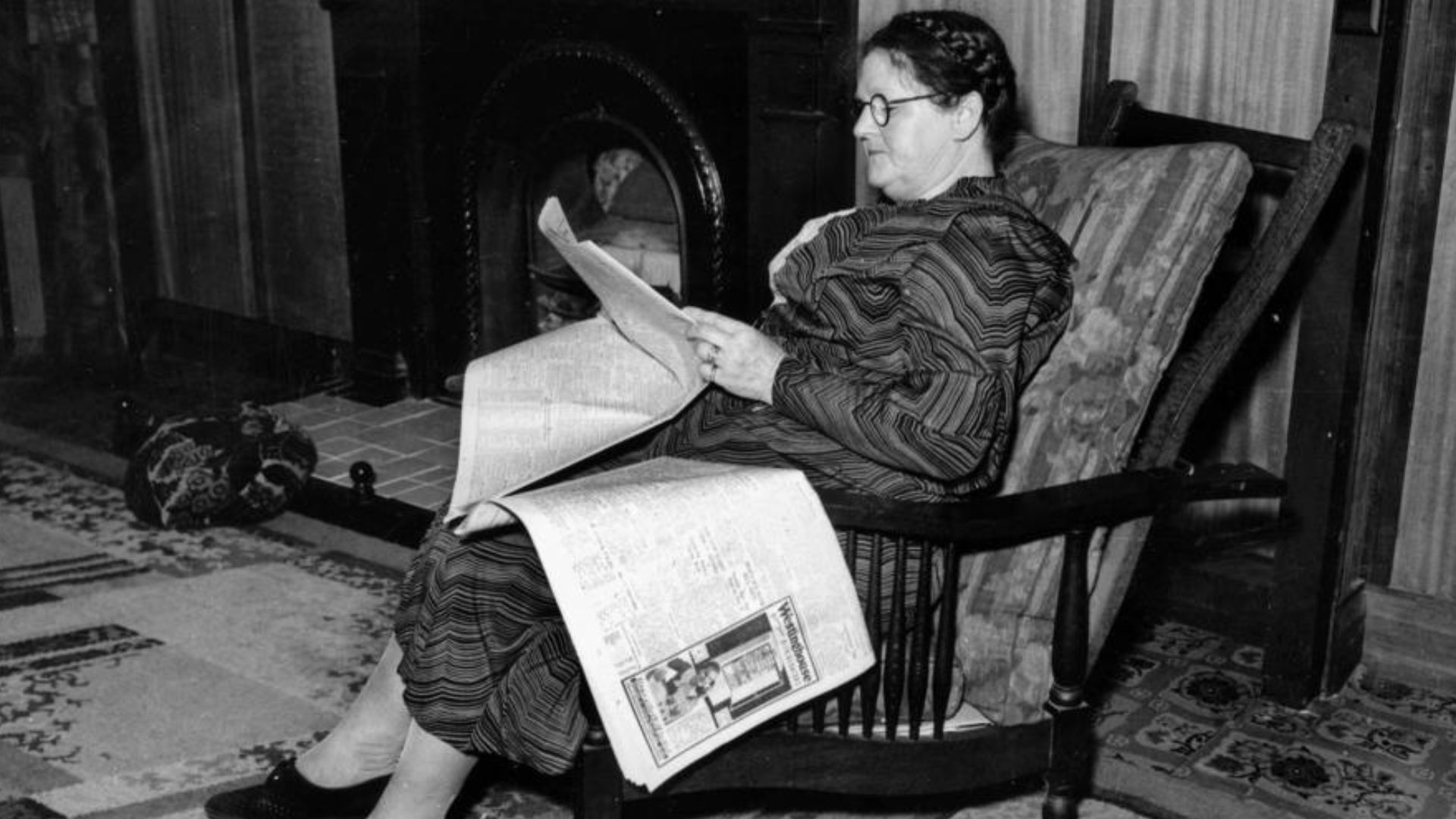 Elderly woman reading the newspaper, 1930-1940