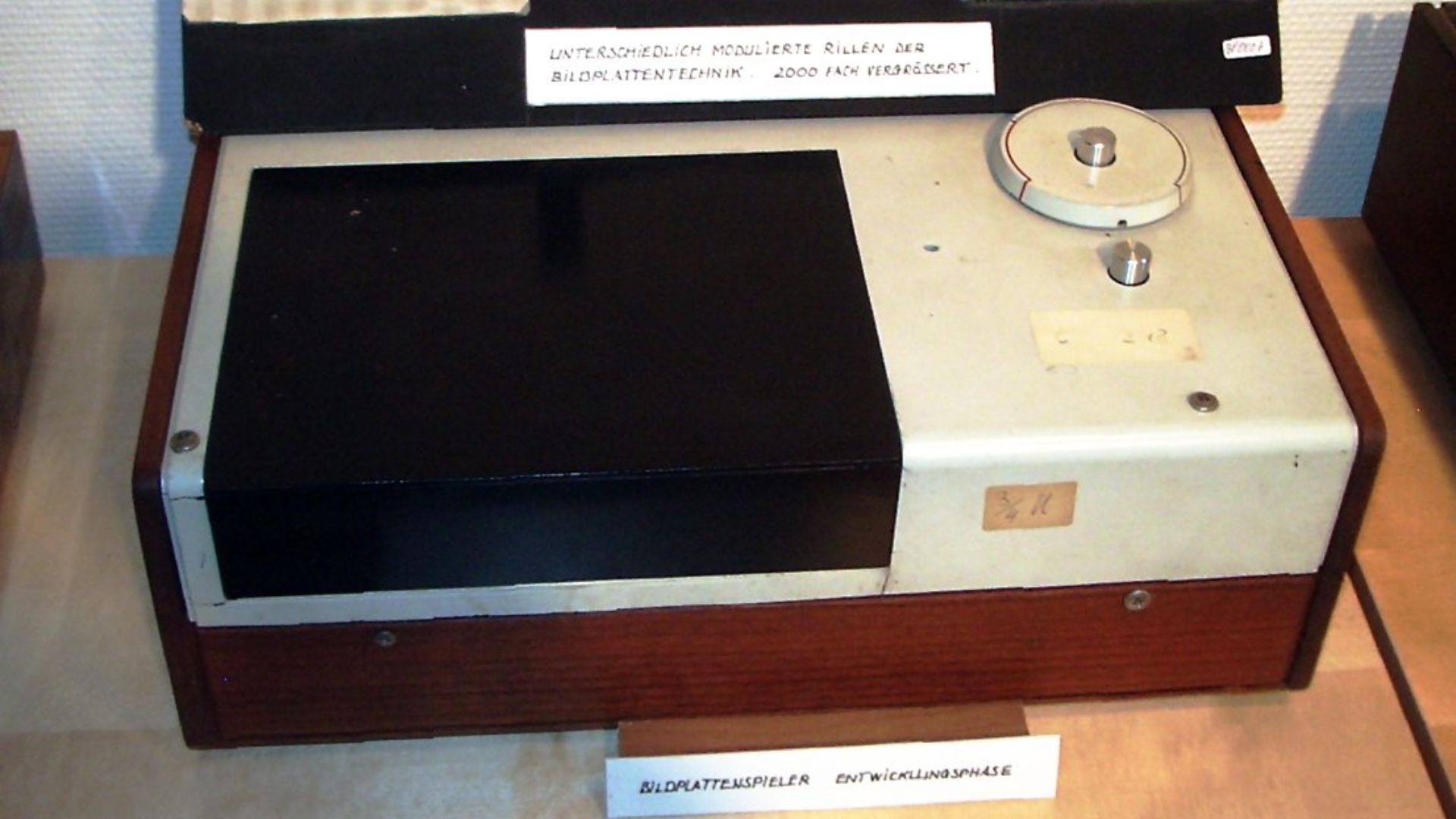 Design prototype of a player for the Telefunken TED video disc. The three white plates on top of the player are enlarged specimen of the grooves in a TED video-disc, containing the frequency-modulated video signal.
