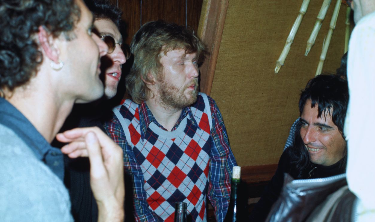 Gettyimages - 73995128, Drinking buddies known as 'The Hollywood Vampires' (L-R - John Lennon (during his 'Lost Weekend' period), Harry Nilsson and Alice Cooper celebrate an early Thanksgiving watching singer Anne Murray at the Troubadour on November 21, 1973 in Los Angeles, California.  
