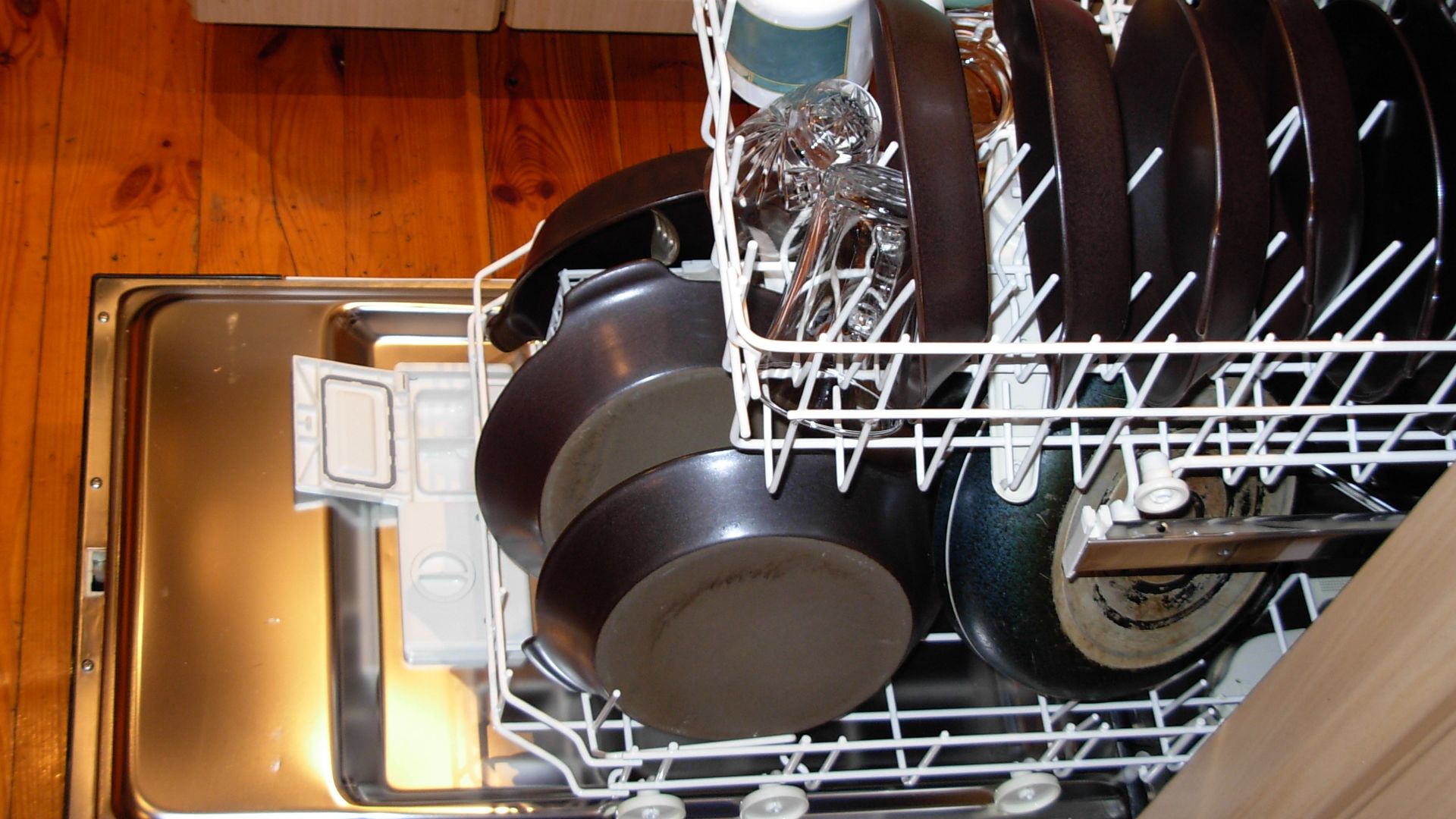 Photo by myself.

w:Dishwasher