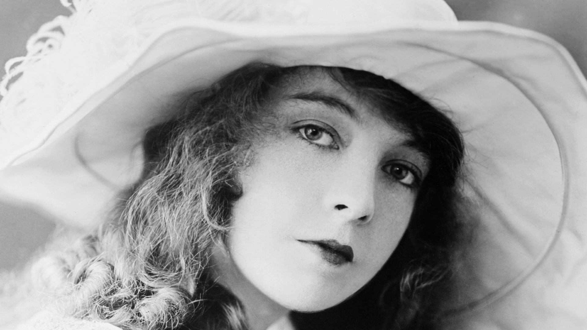 Actress Lillian Gish, edit of Image:Lillian Gish-edit1.jpg, upsampled 200%, levelled at black-point=8 and white-point=226 and downsampled back to original size.